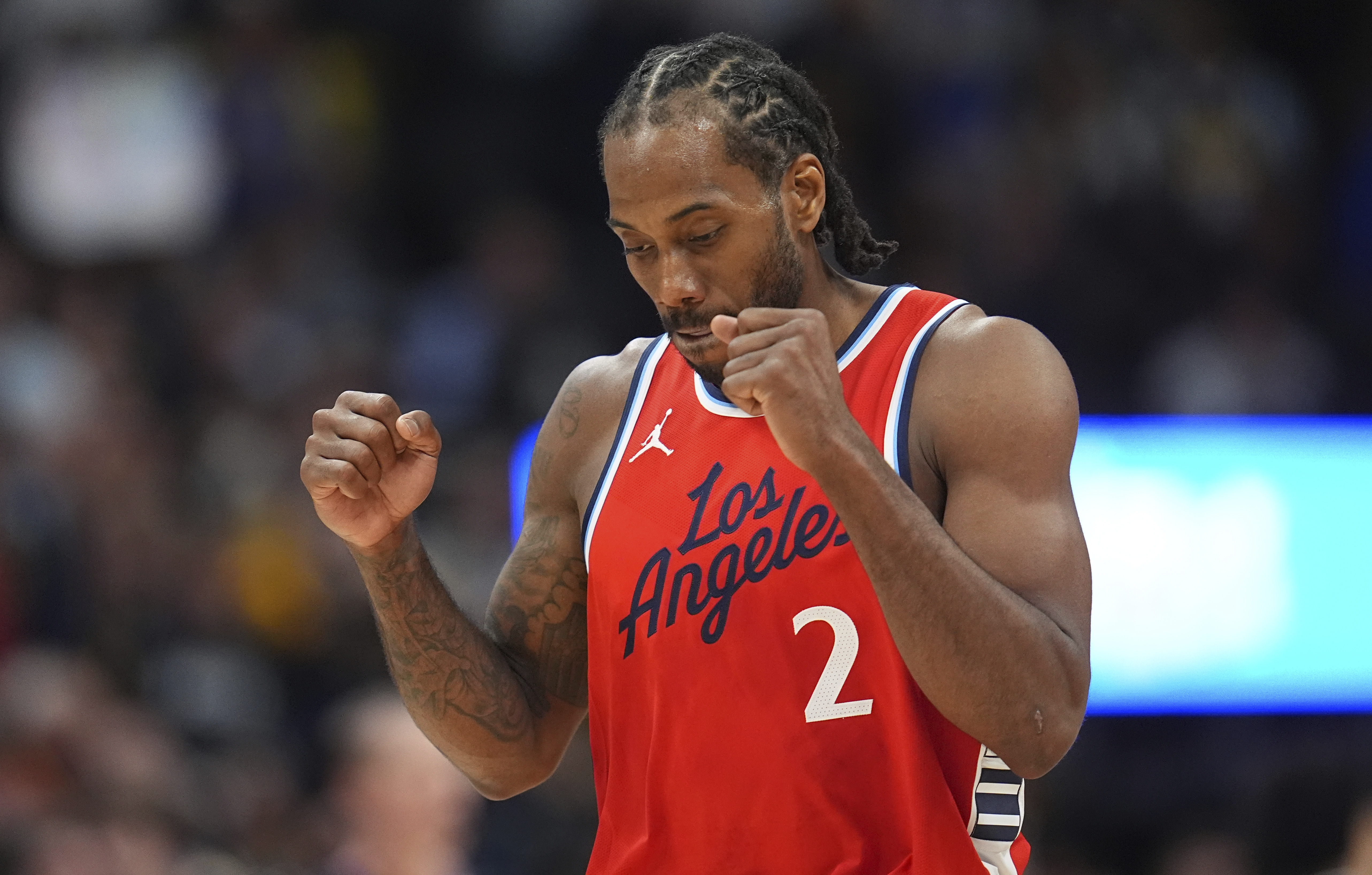 Kawhi Leonard explodes for 39 points as Clippers even series