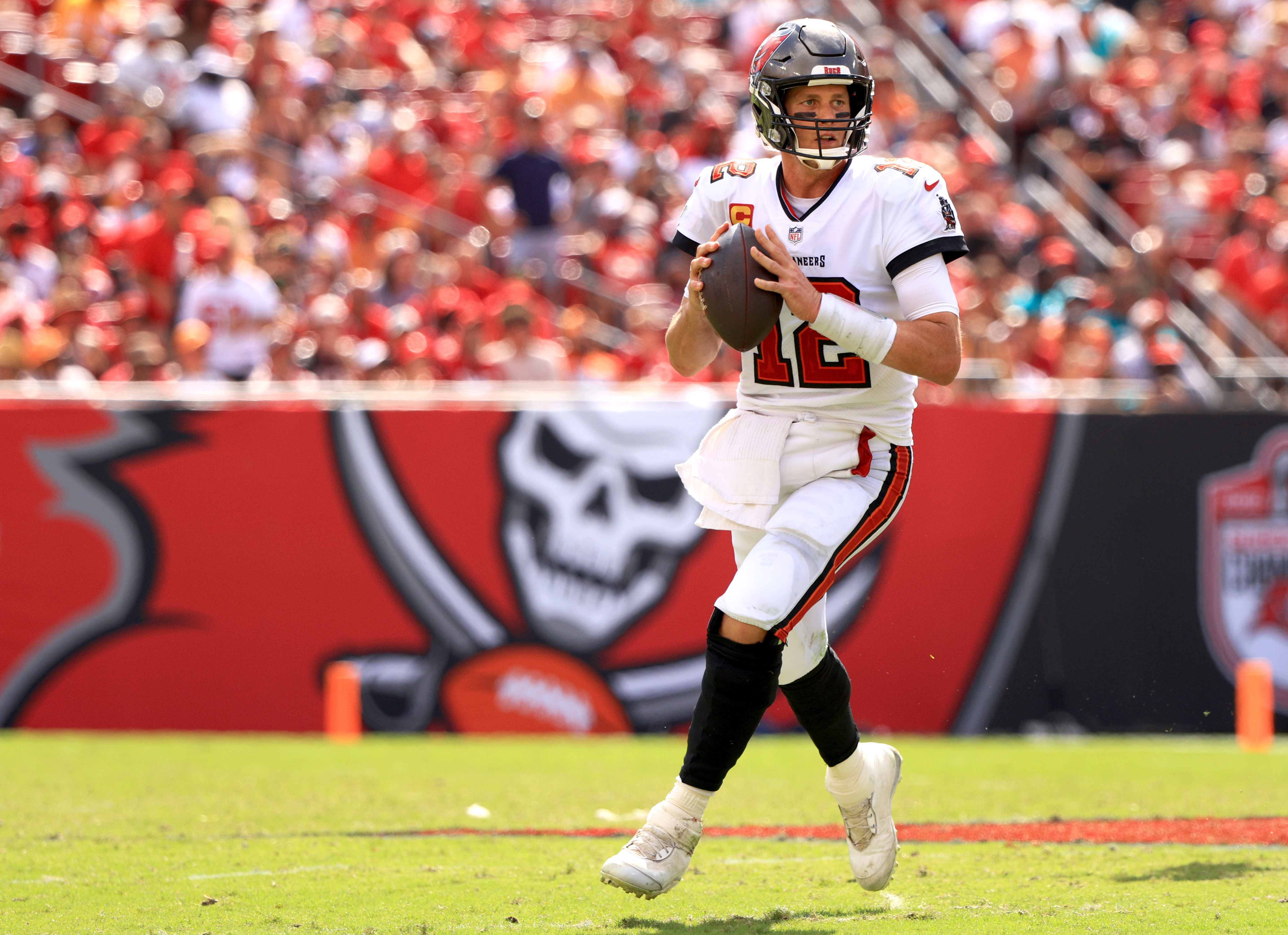 Brady's 5 TD passes account for Bucs' 45-17 win over Dolphins