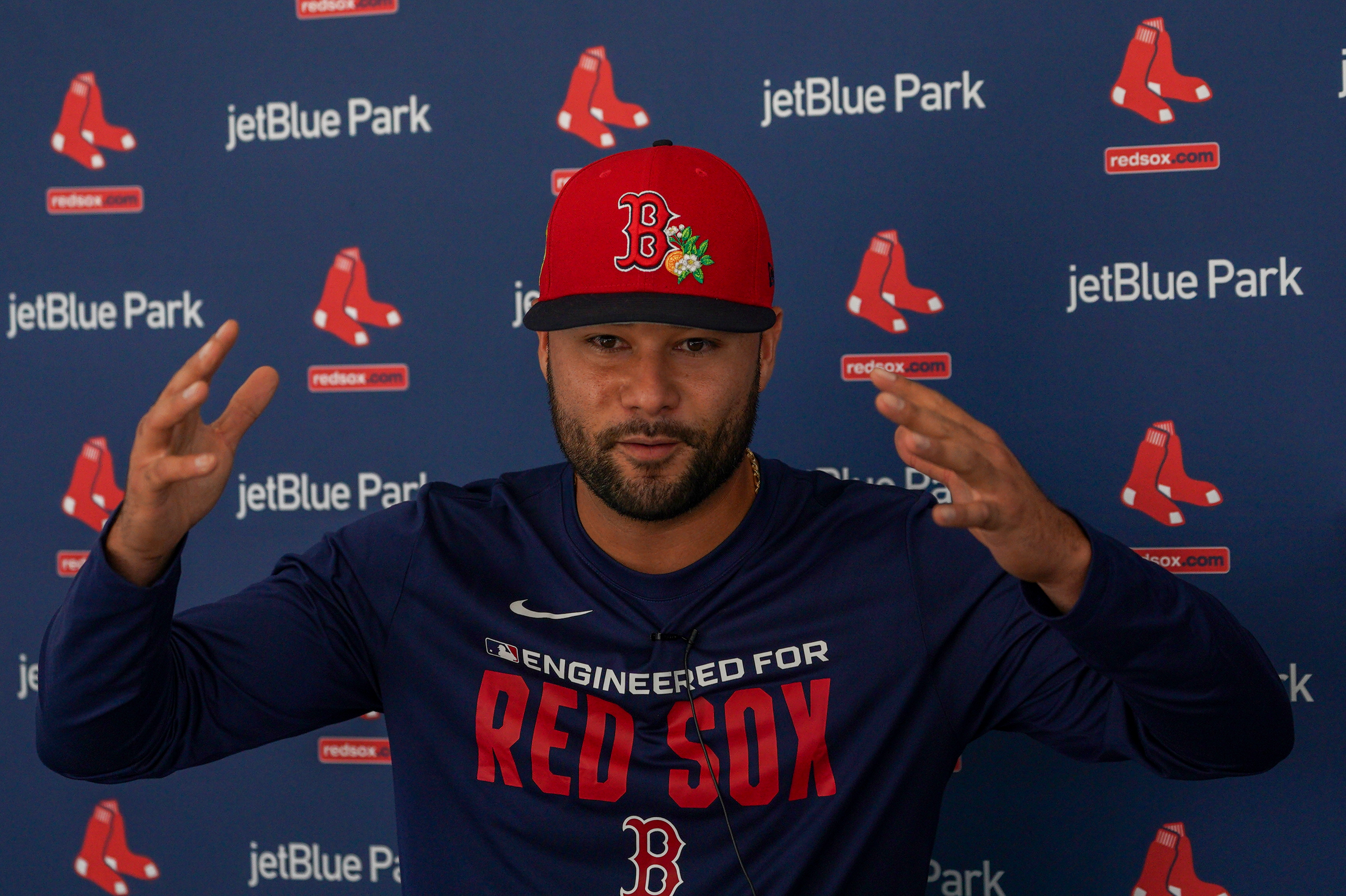 Đội Patriots đang thuê Ashton Grant làm huấn luyện viên quarterbacks.