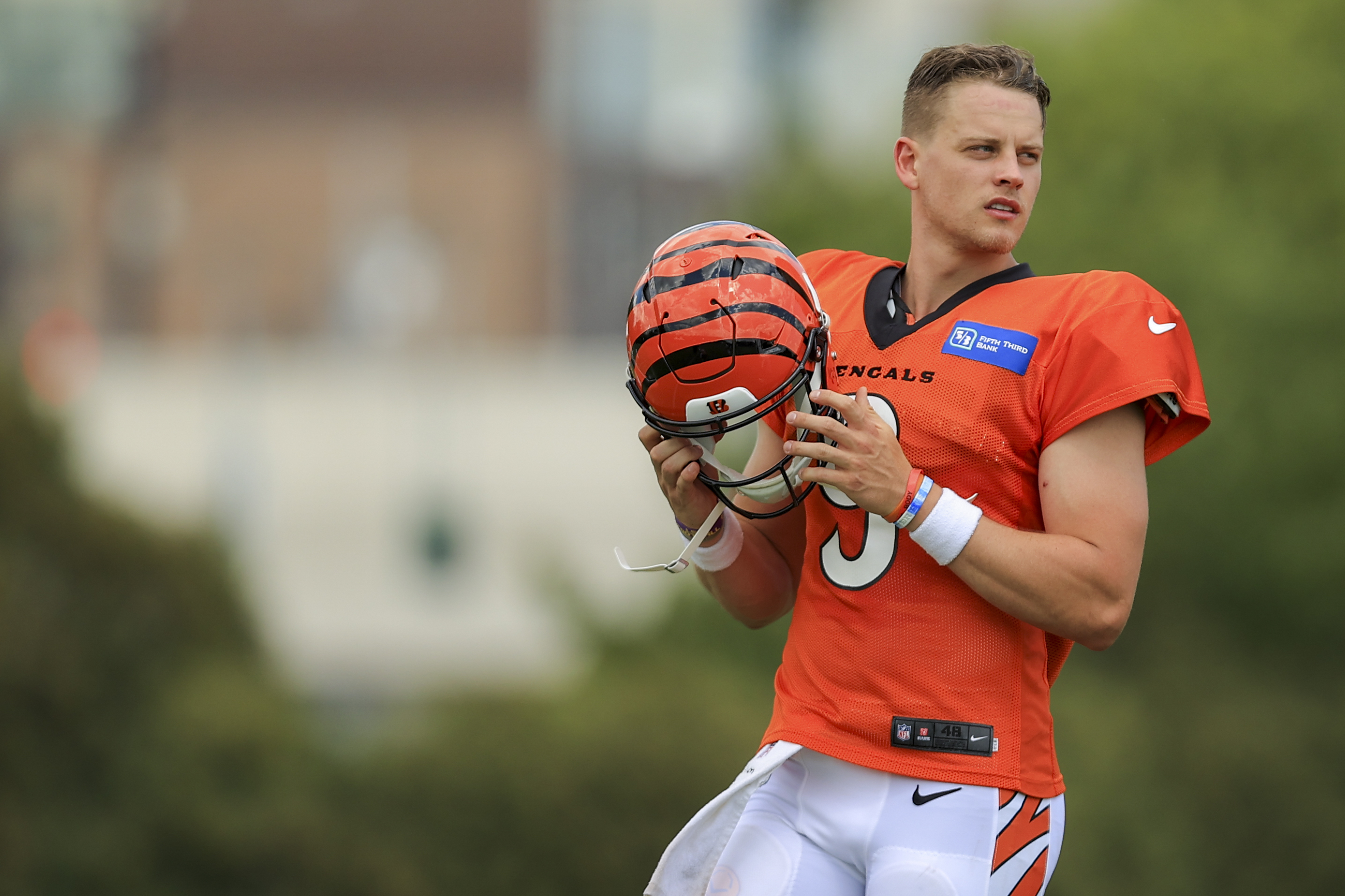 Burrow gifts AFC Championship jersey to childhood idol, Ohio native