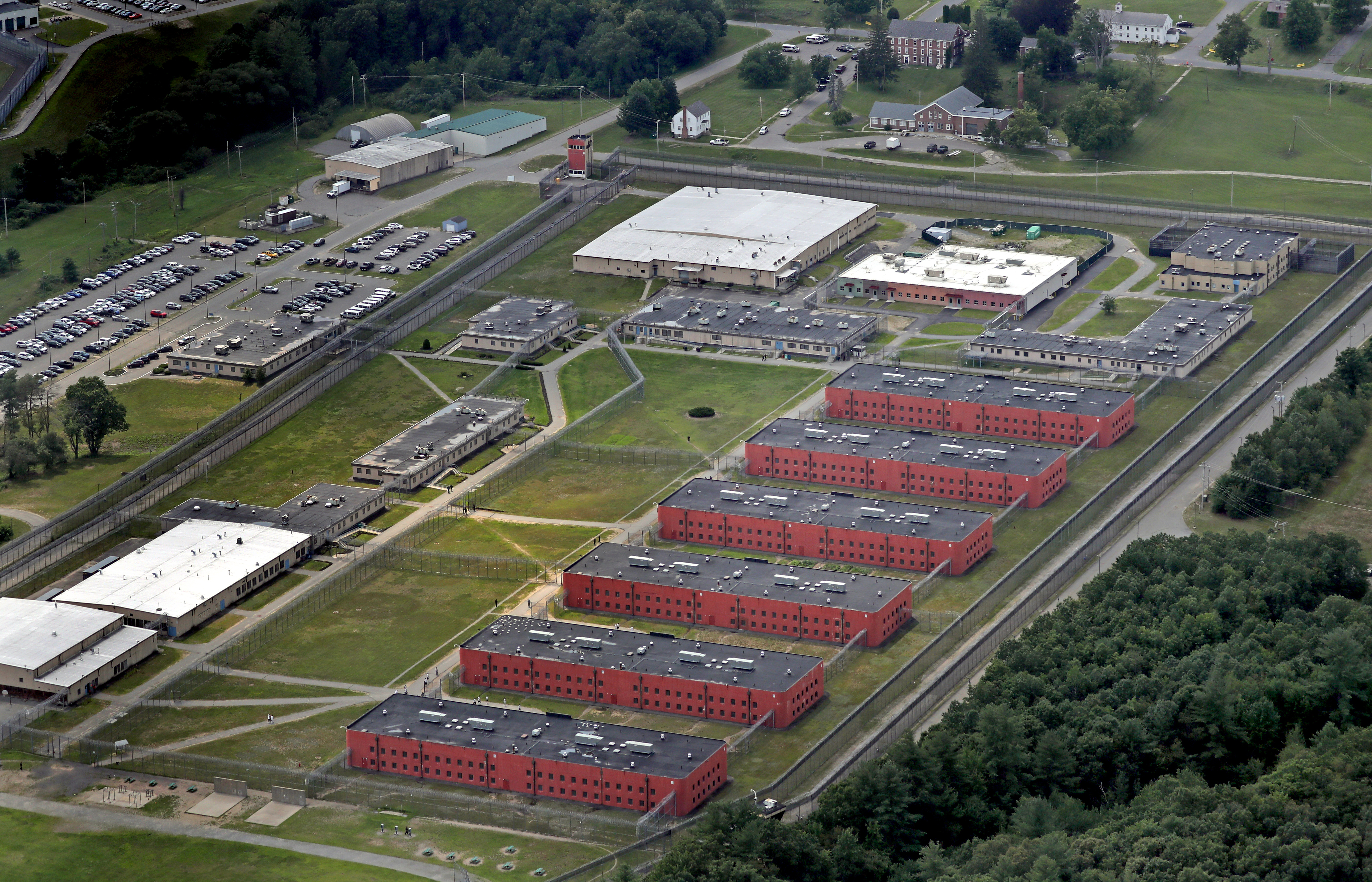 151002001035-cnnmoney-schools-prisons-exlarge-169.jpg