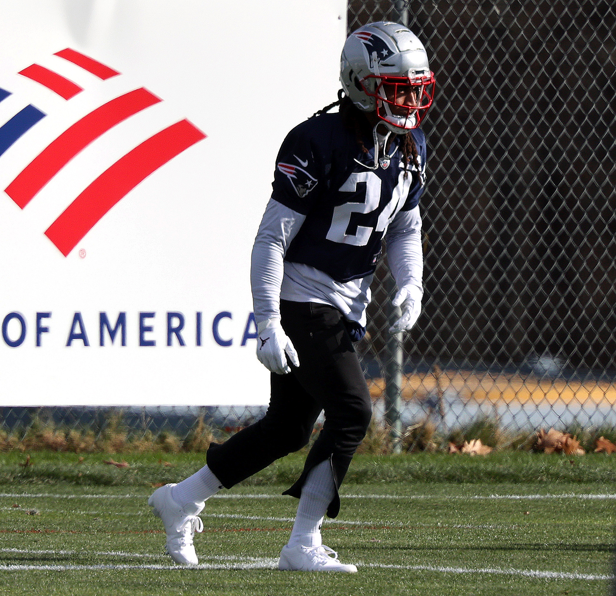 Patriots corner Stephon Gilmore gets best of Cardinals DeAndre Hopkins