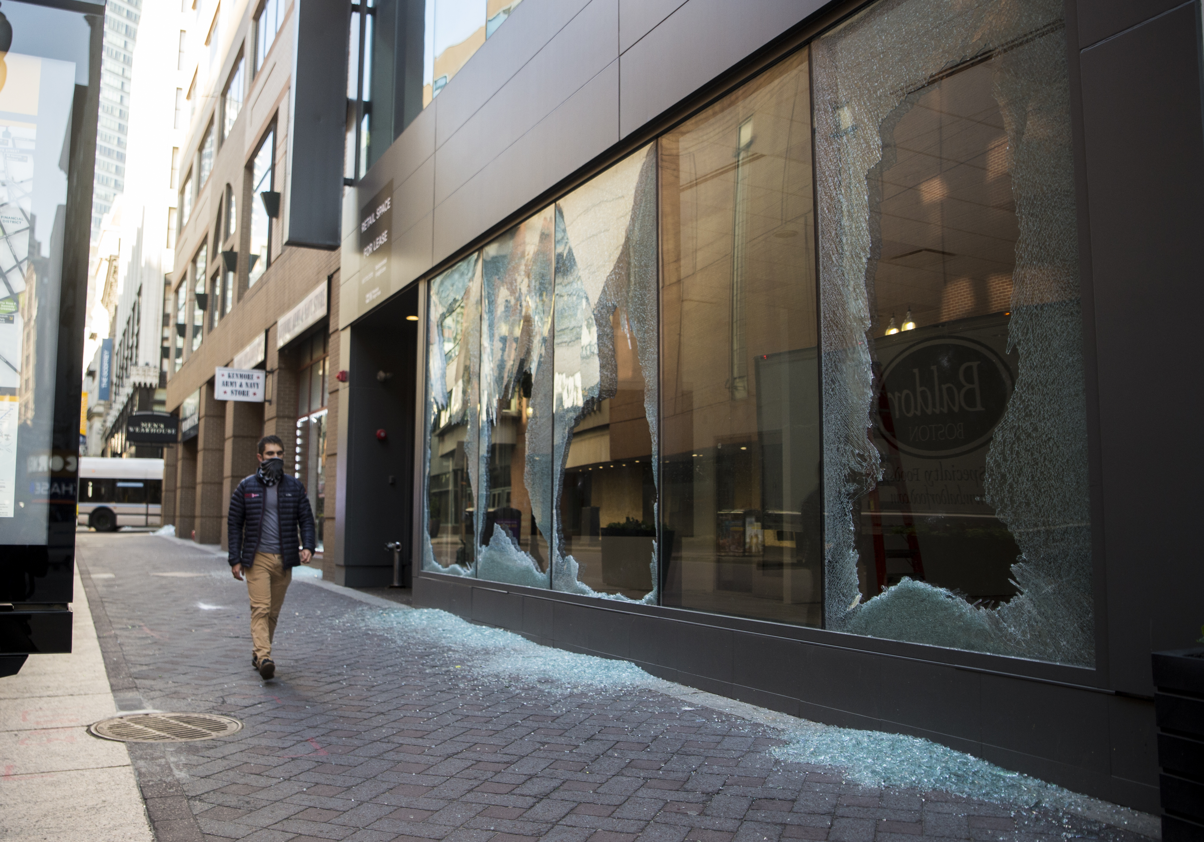 May 31, 2020, Boston, Massachusetts, USA: A looter leaving Louis Vuitton  inside Copley Place in Boston. Many stores in downtown Boston were looted  following a rally against the death of George in