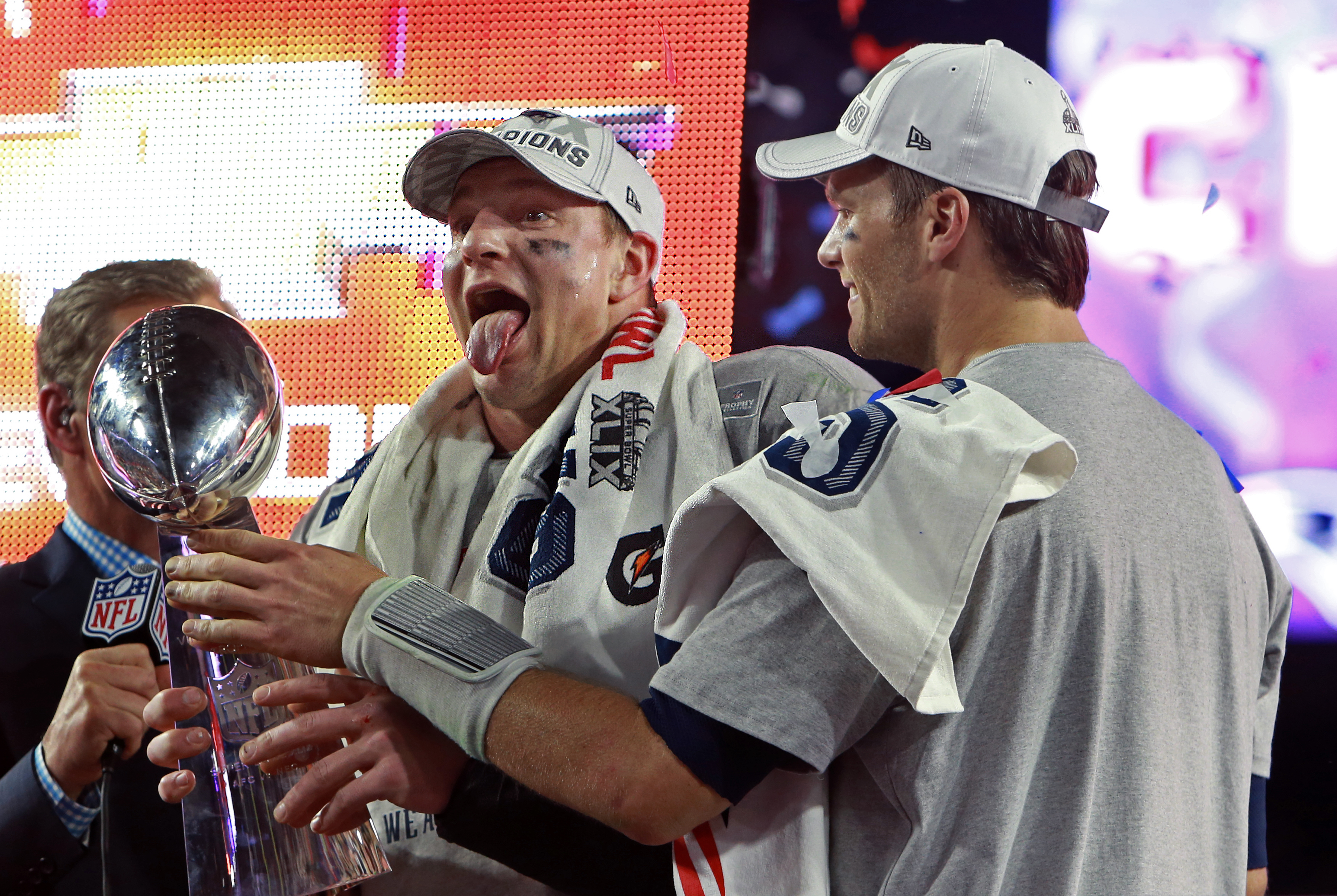 The call between Tom Brady and Rob Gronkowski that made him burst into  tears