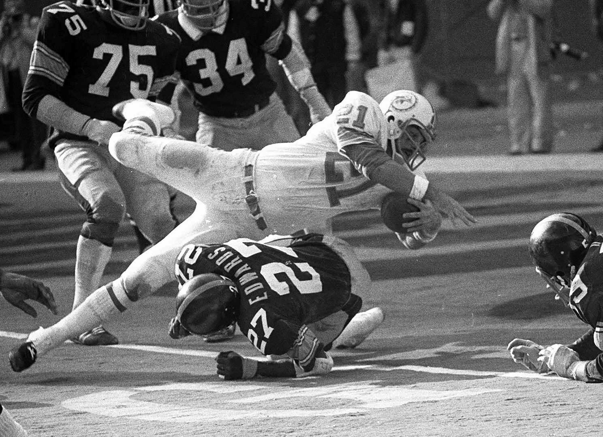 Jim Kiick scores a touchdown in the 1972 AFC Championship game against the Steelers.