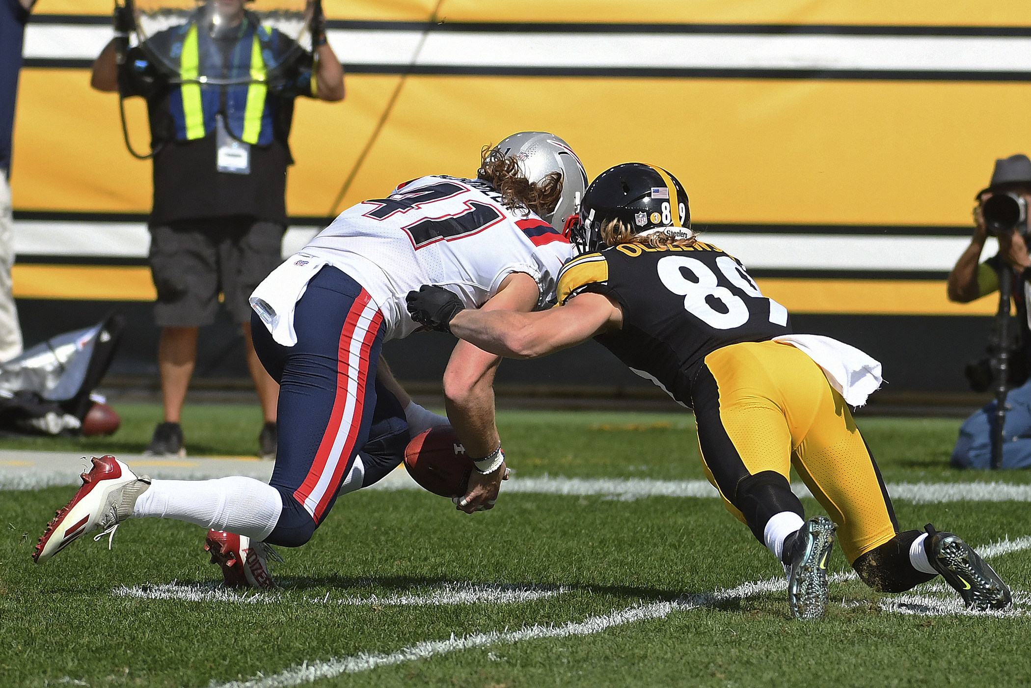 I just dropped it:' Against his former team, Steelers' Gunner Olszewski's  error swung the game in the Patriots' favor - The Boston Globe