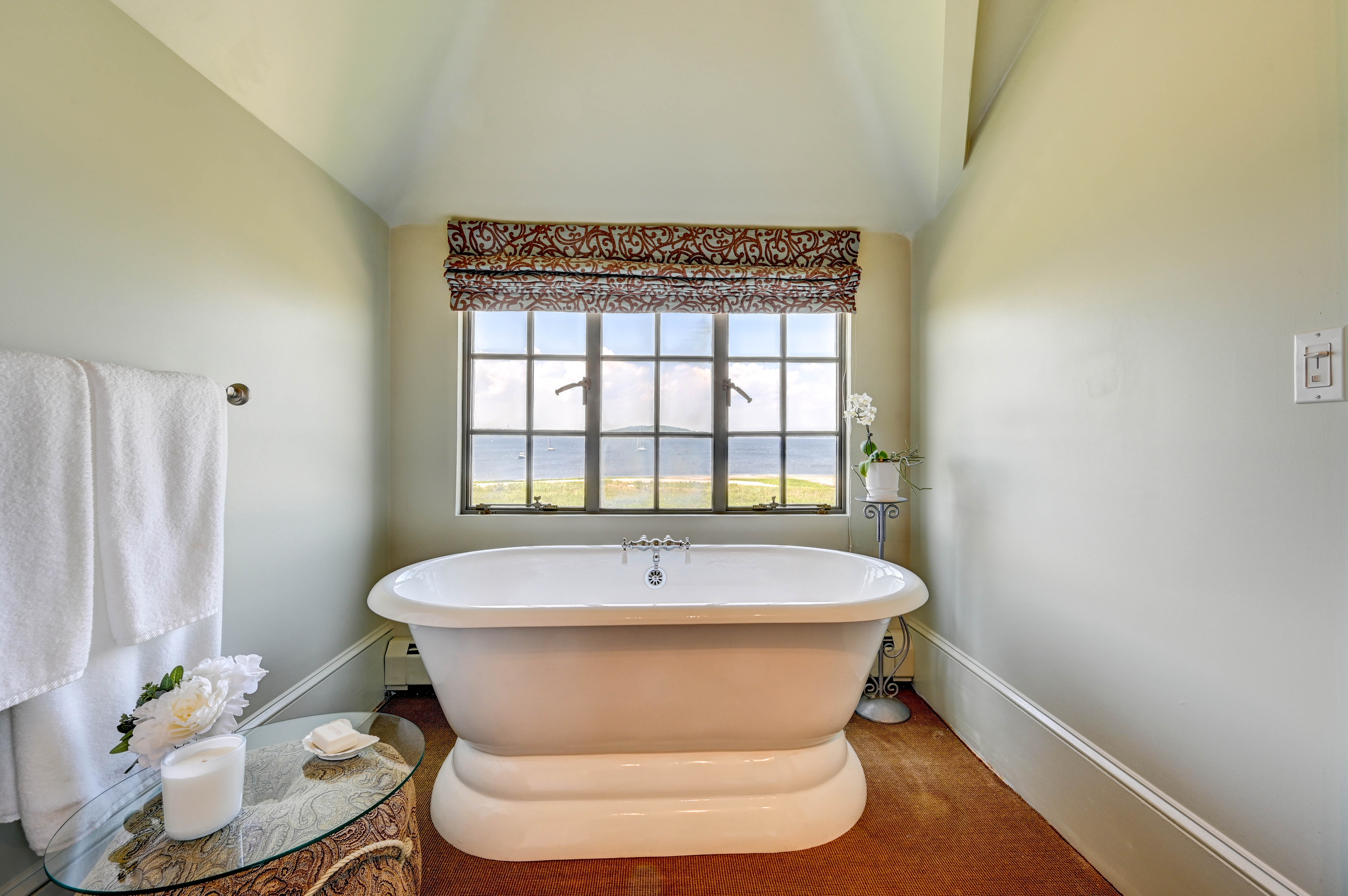 130-common-fence-portsmouth-ri-suite-tub