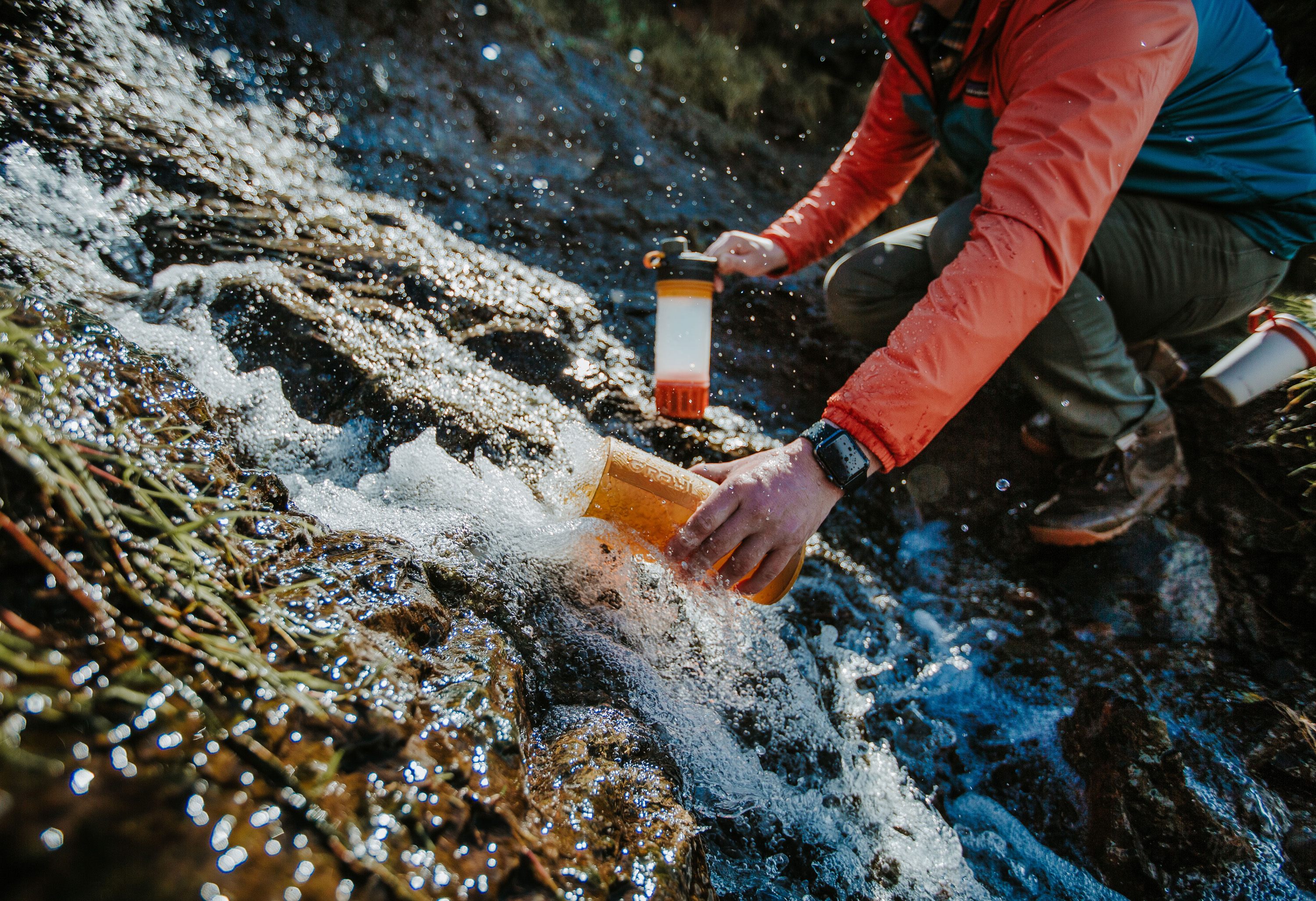 Within about eight seconds, the dirty water passes through the filter and enters the clean Inner Press — ready for drinking.