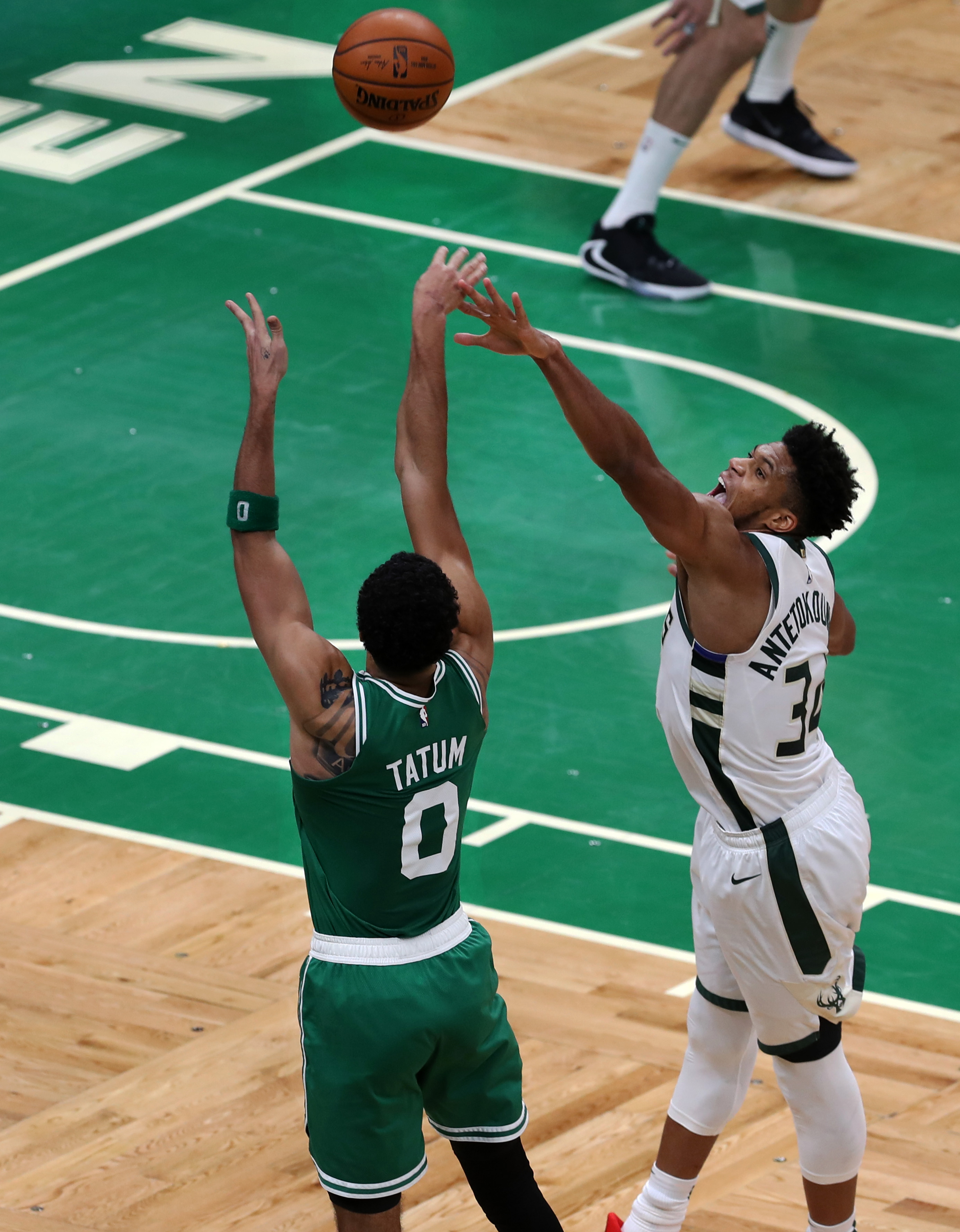 Jayson Tatum banks in 3-point game-winner to open Celtics season