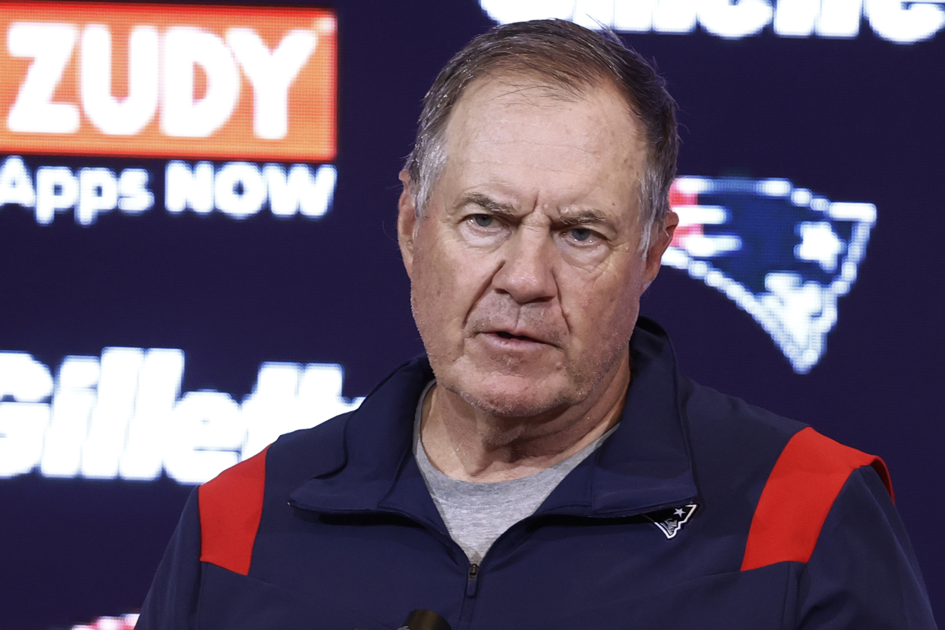 Bill Belichick's bizarre pregame outfit goes viral