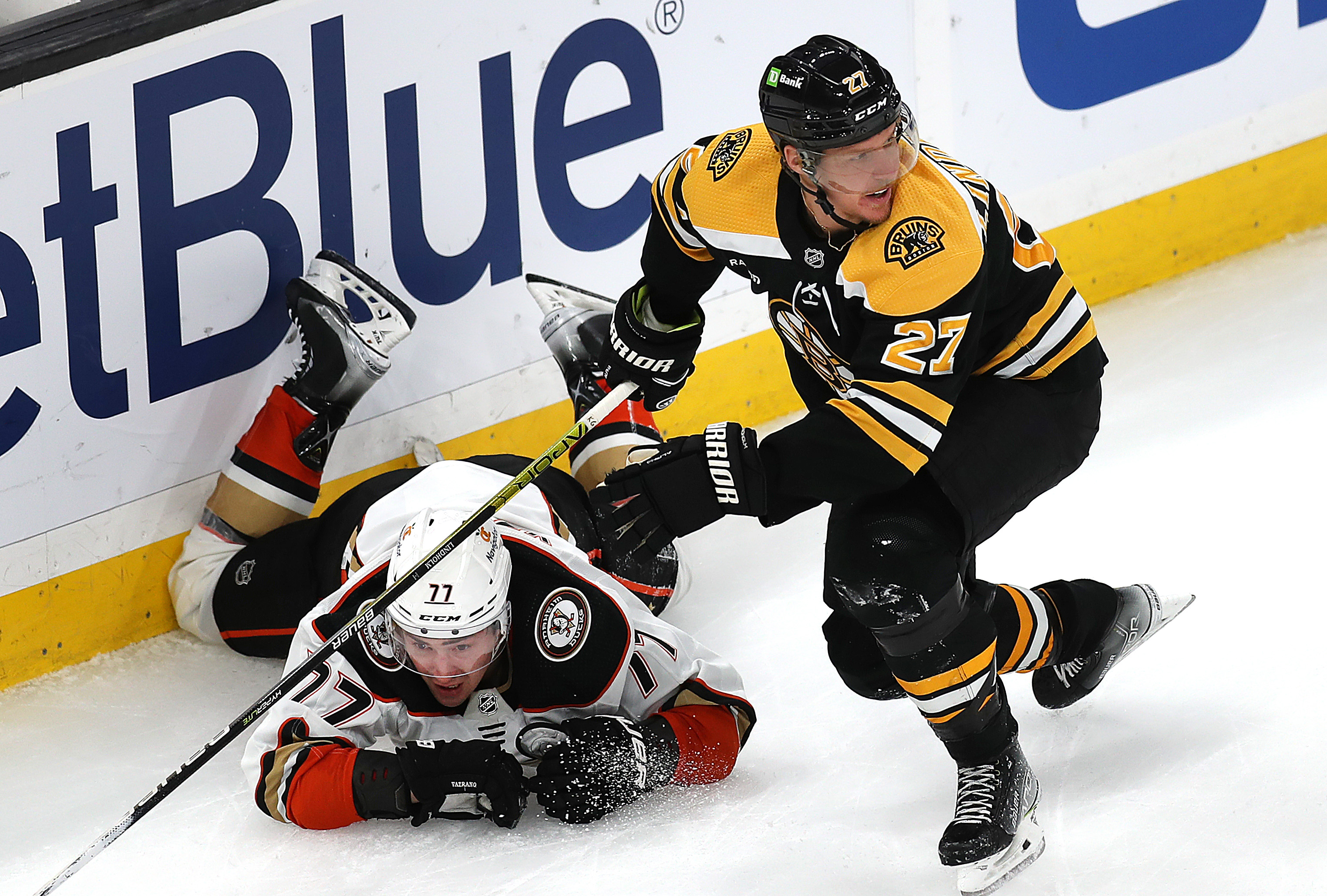 Patrice Bergeron breaks late tie, Bruins beat Devils 3-1