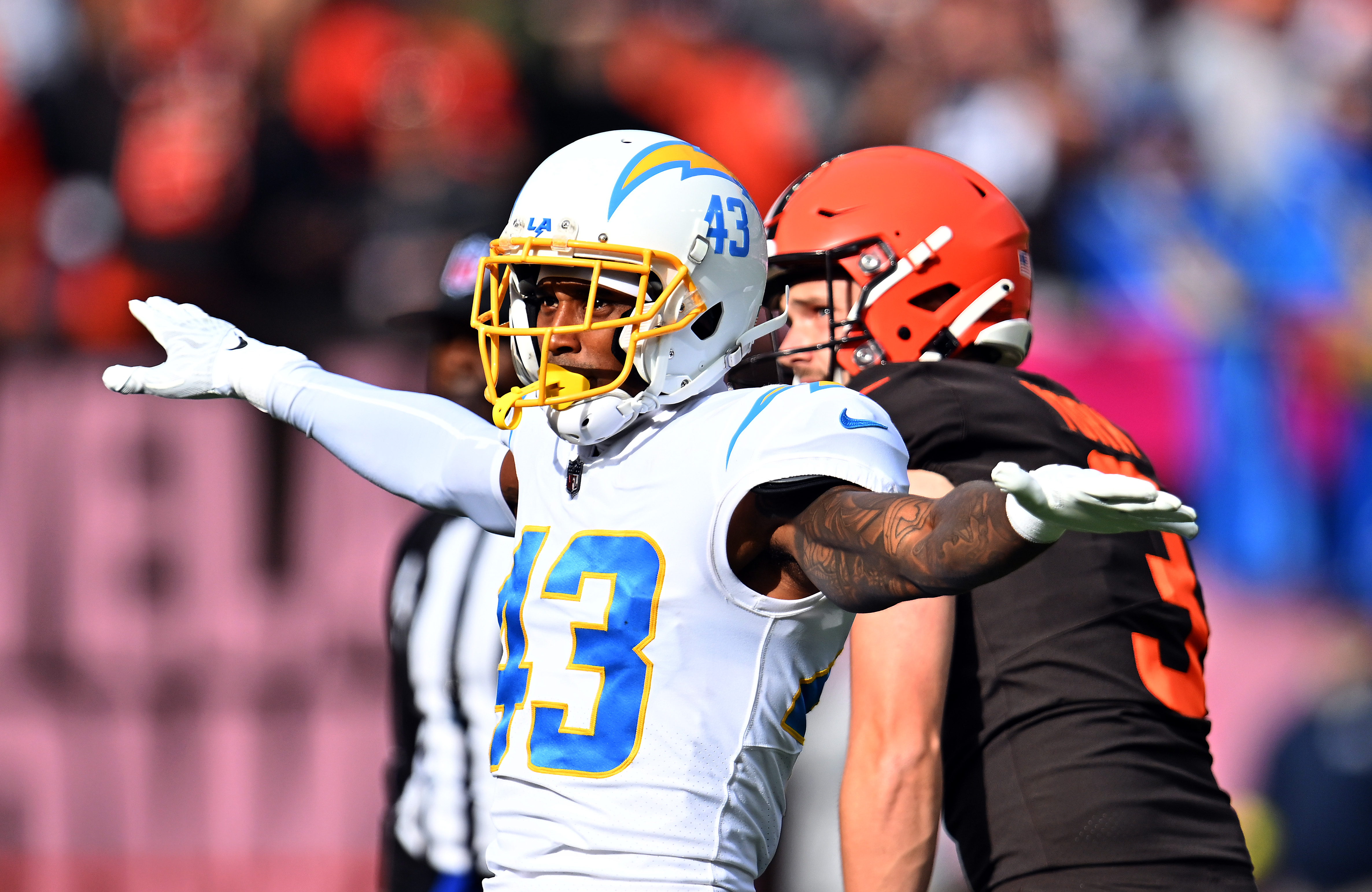 Chargers hang on, beat Browns 30-28 after LA coach's gamble