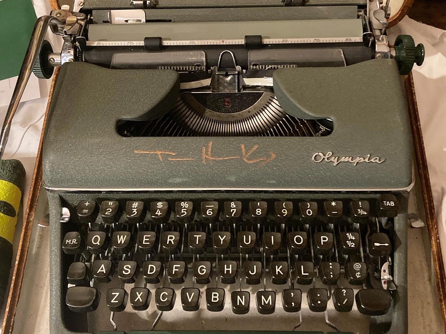 During the holidays I finally took some pics of my collection of toy  typewrites : r/typewriters