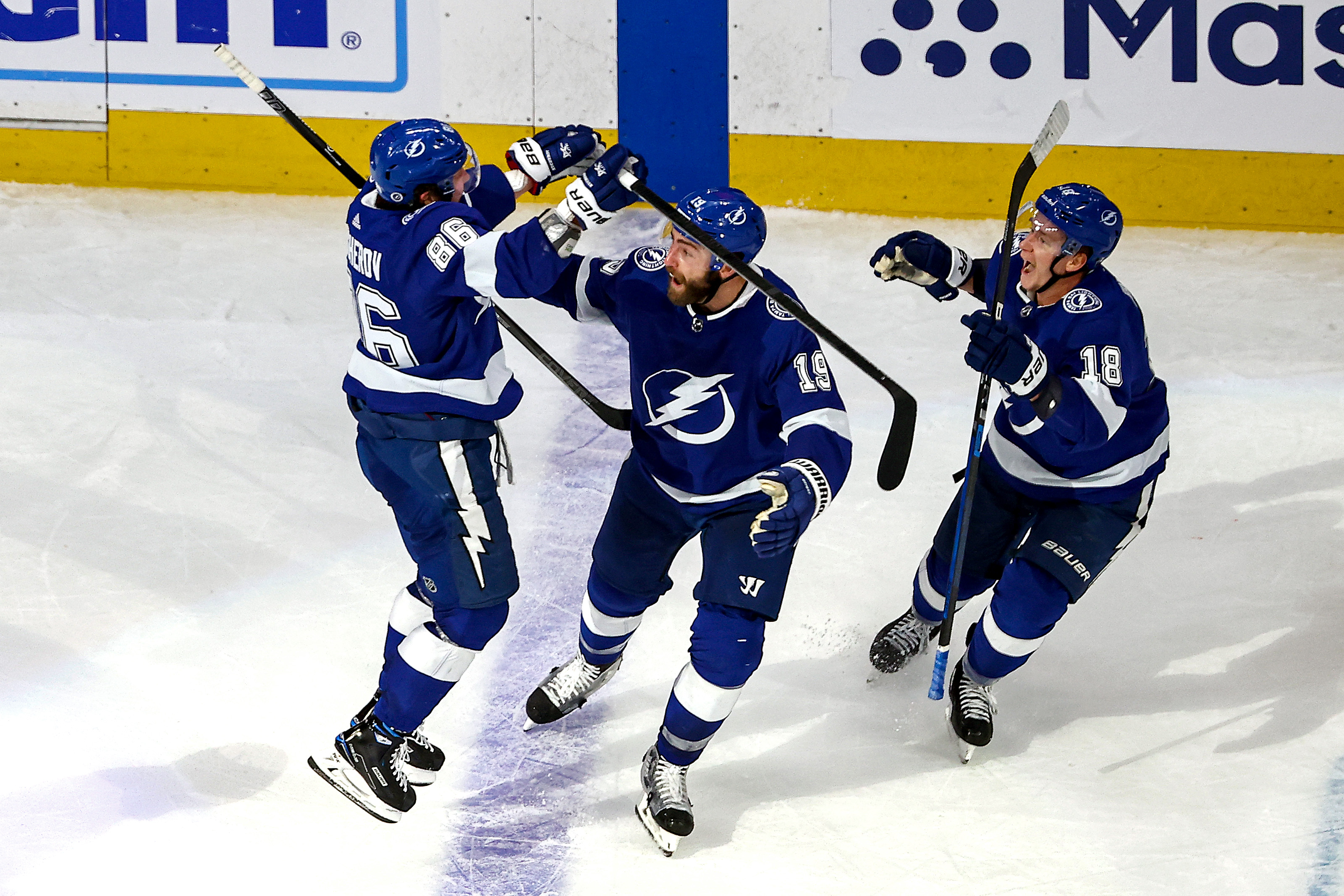 NHL playoffs: Lightning's Kucherov scores last-second game winner 