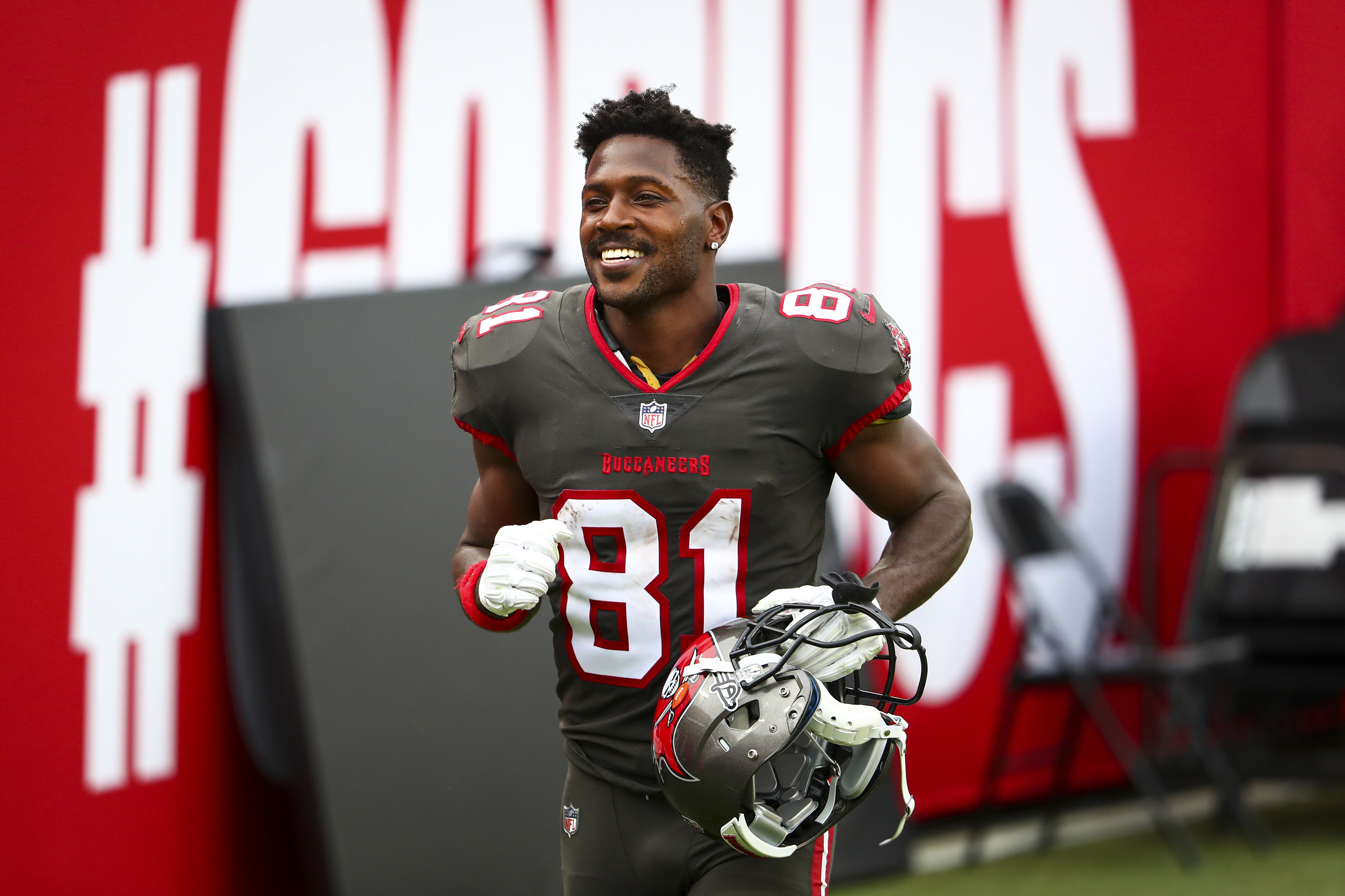 NFL suspends Bucs' Antonio Brown for misrepresenting vaccination