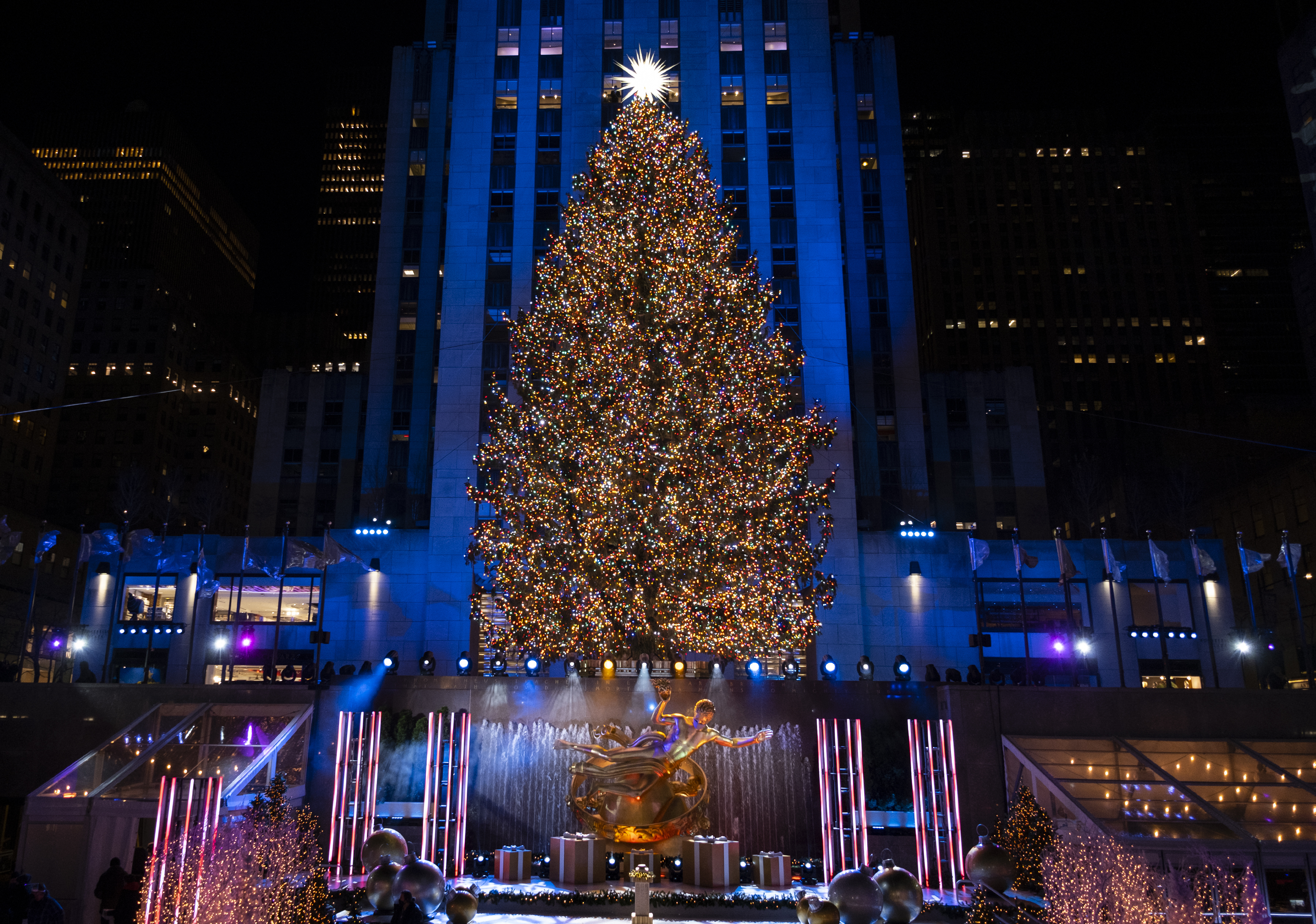 Tilgivende Begravelse Ledningsevne Rockefeller Center Christmas Tree turns on, with virus rules - The Boston  Globe