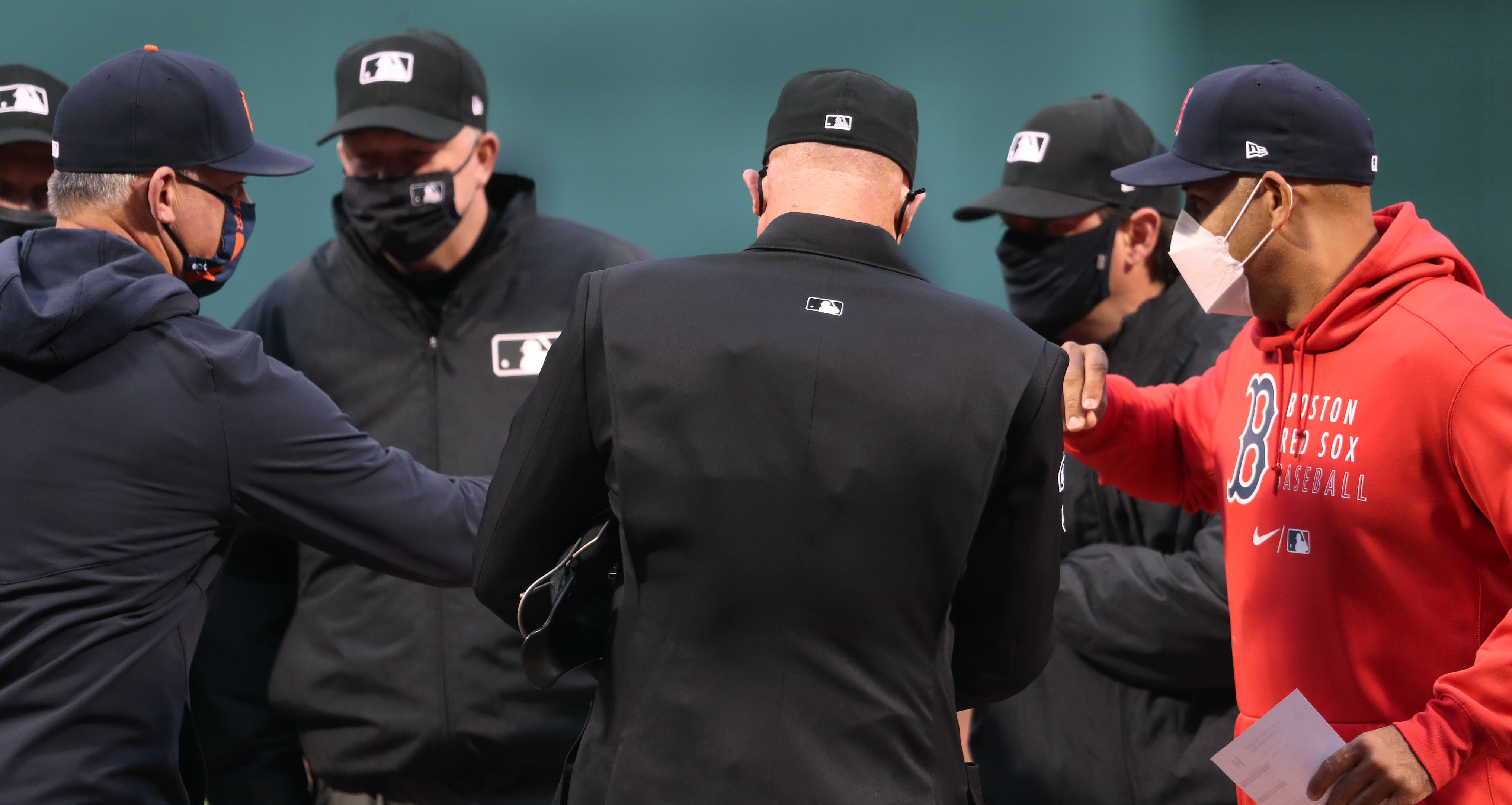 Tigers manager A.J. Hinch and Red Sox manager Alex Cora -- who go back to their days together in Houston -- greet each other before Tuesday's game.