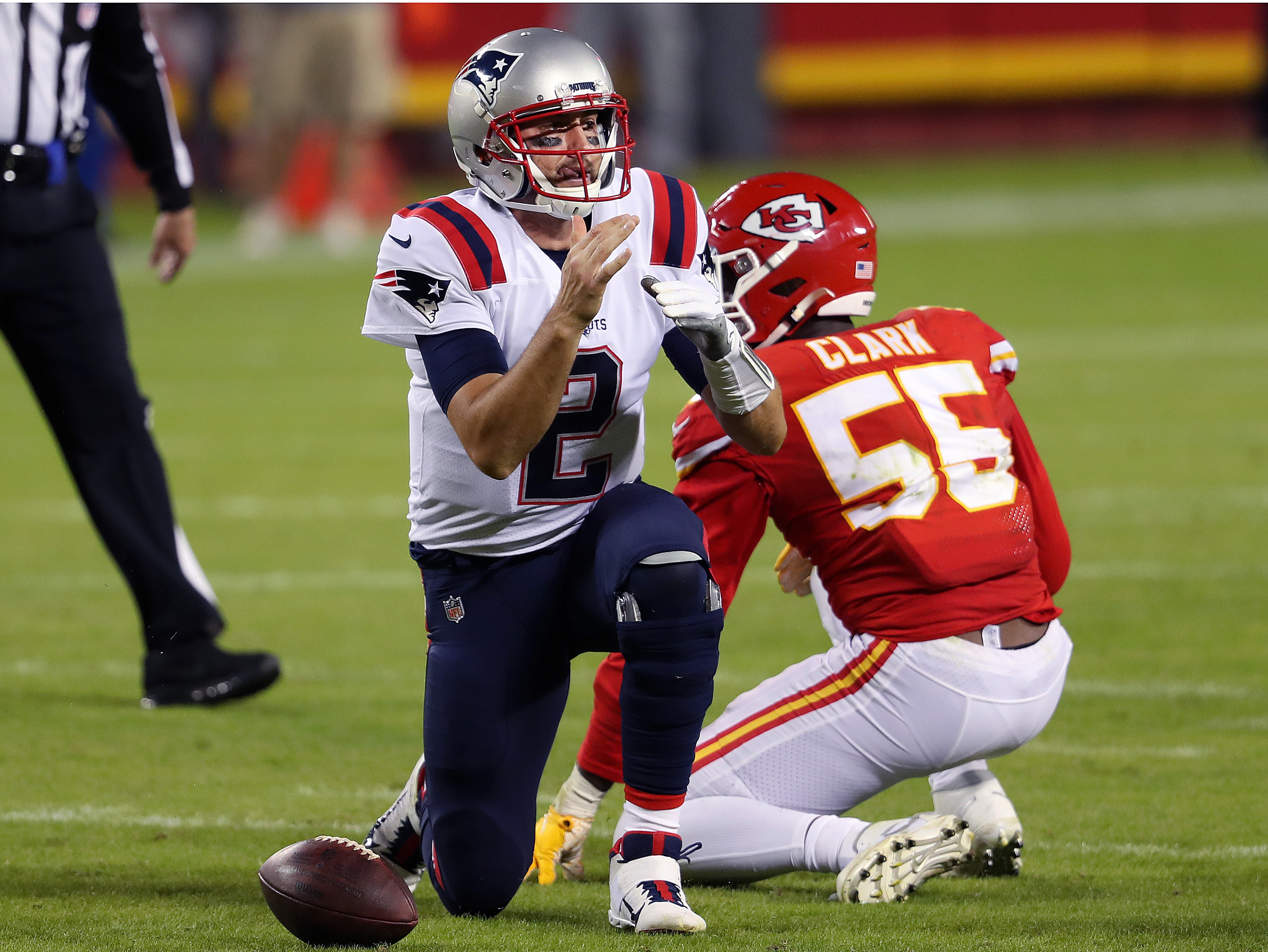 Broncos recover Brian Hoyer fumble