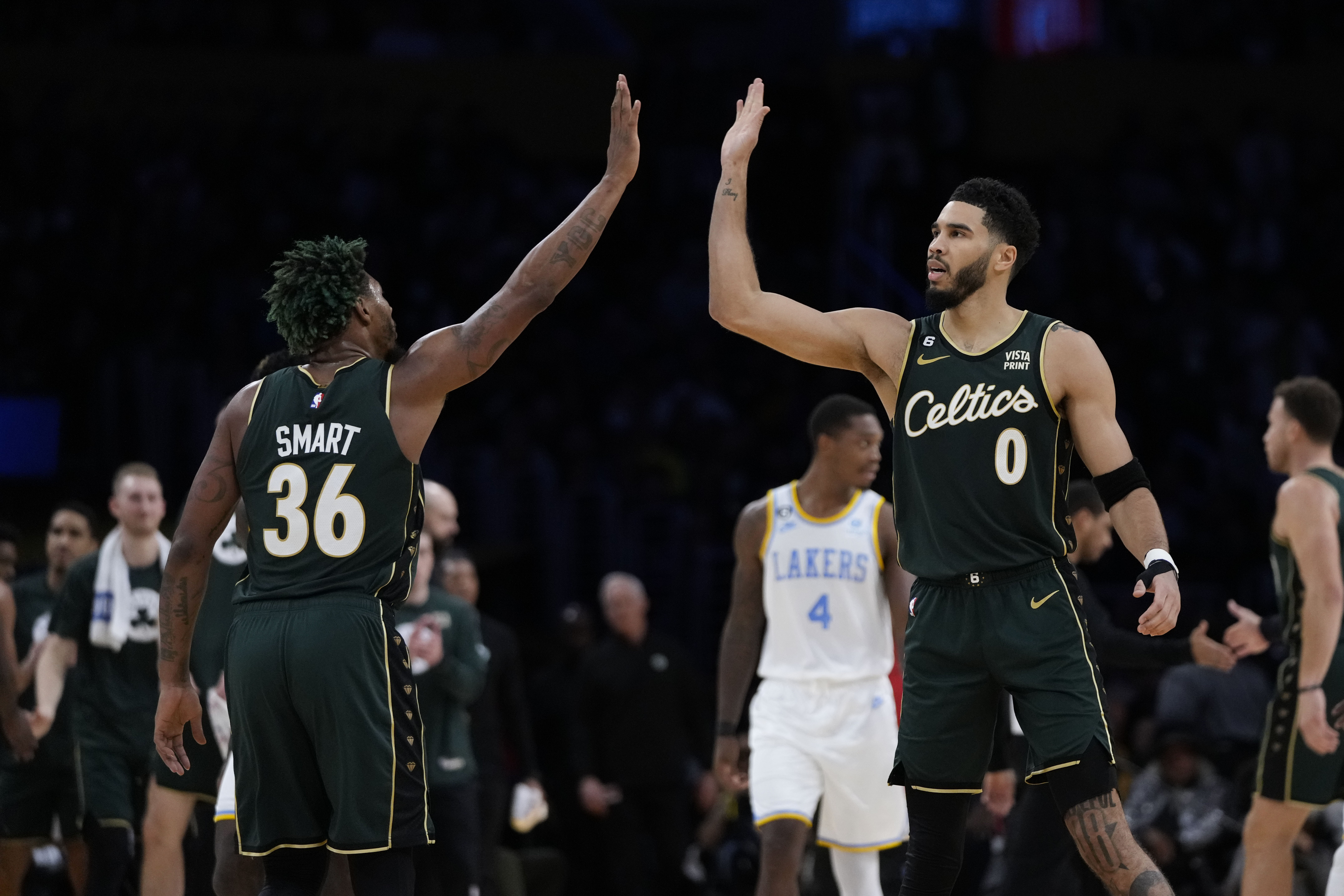 LeBron's 29 points, clutch jumper send Lakers past Celtics