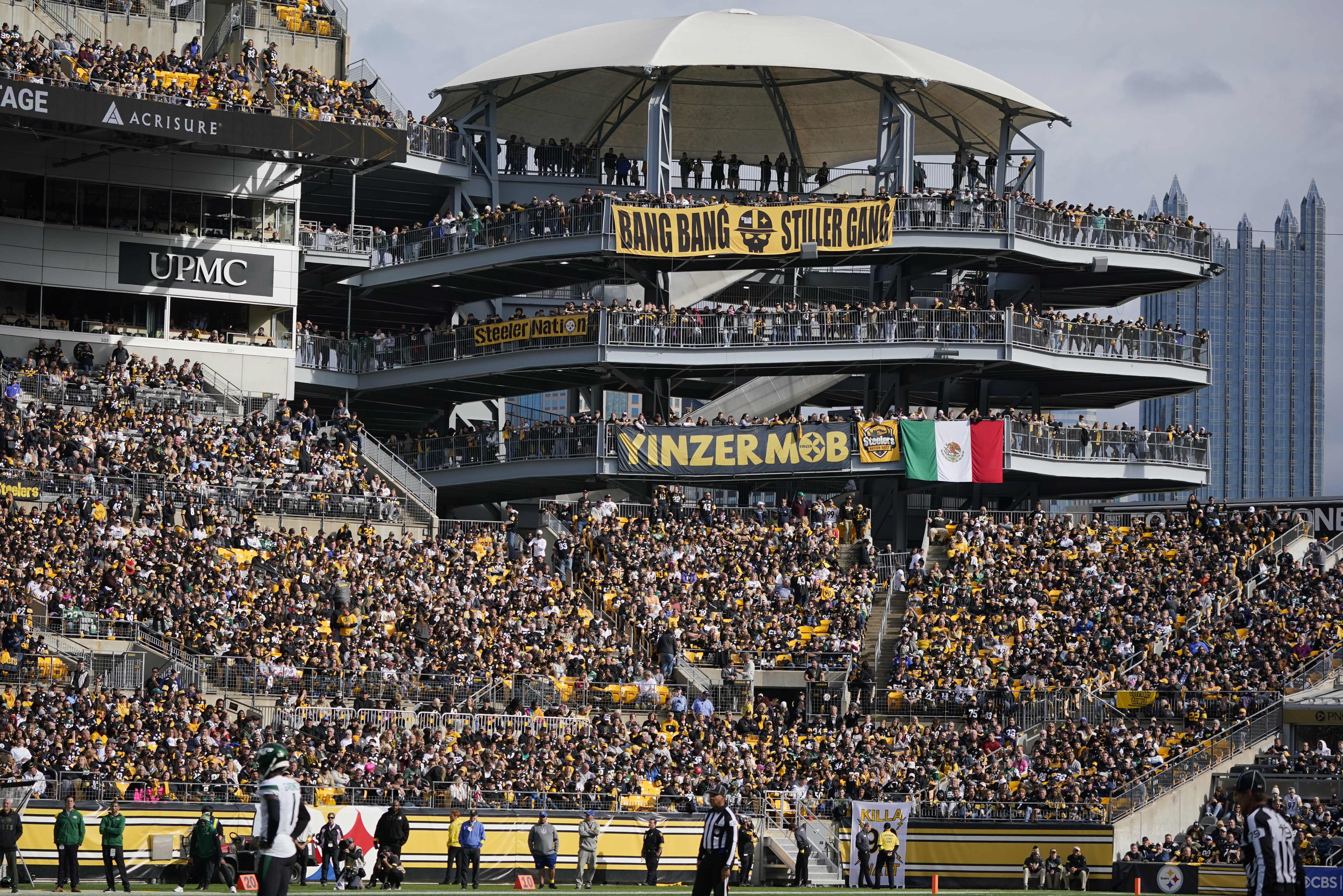 Spectator at Steelers game in Pittsburgh dies after fall from escalator -  The Boston Globe