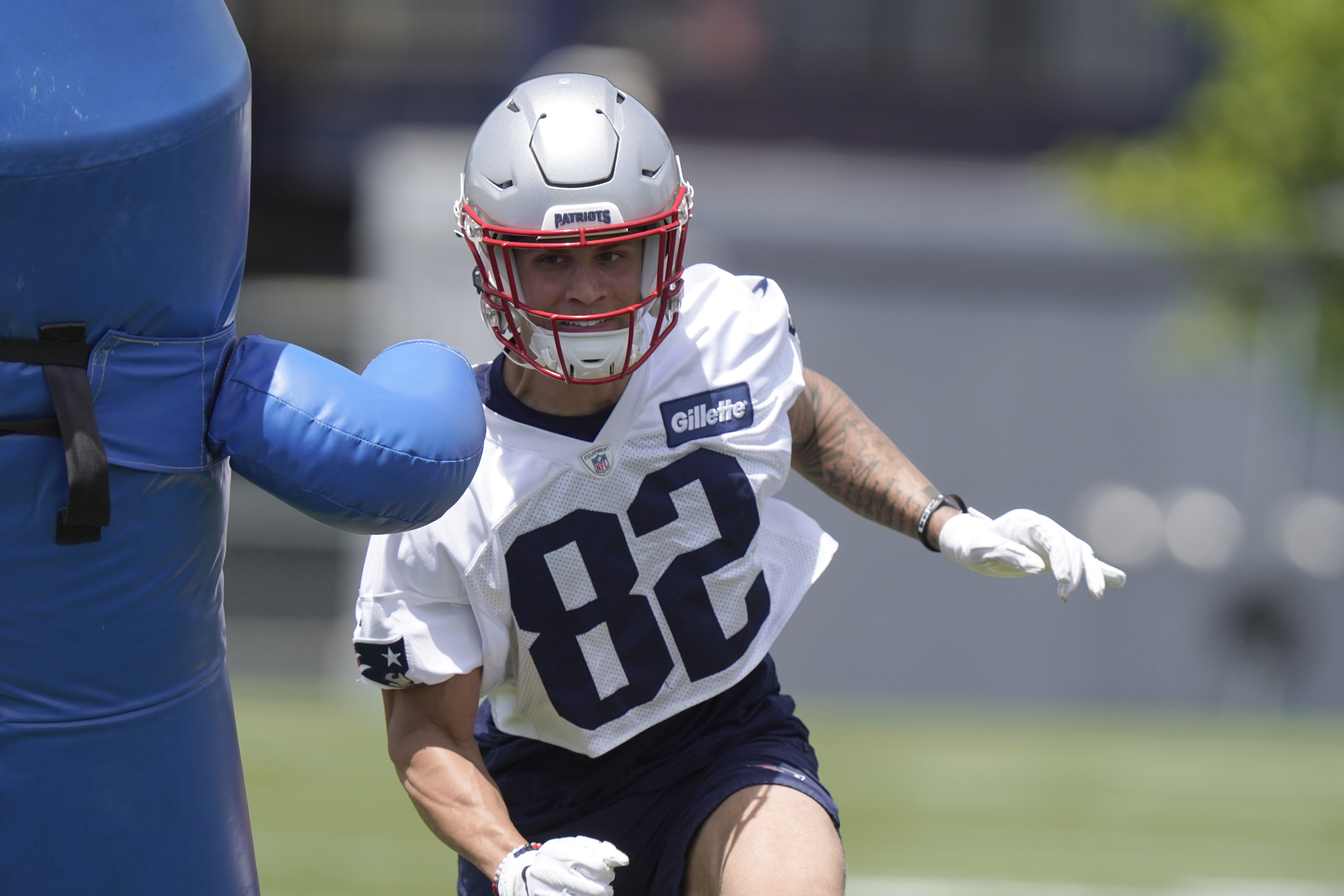 Patriots receiver Tre Nixon sustains shoulder injury against Packers