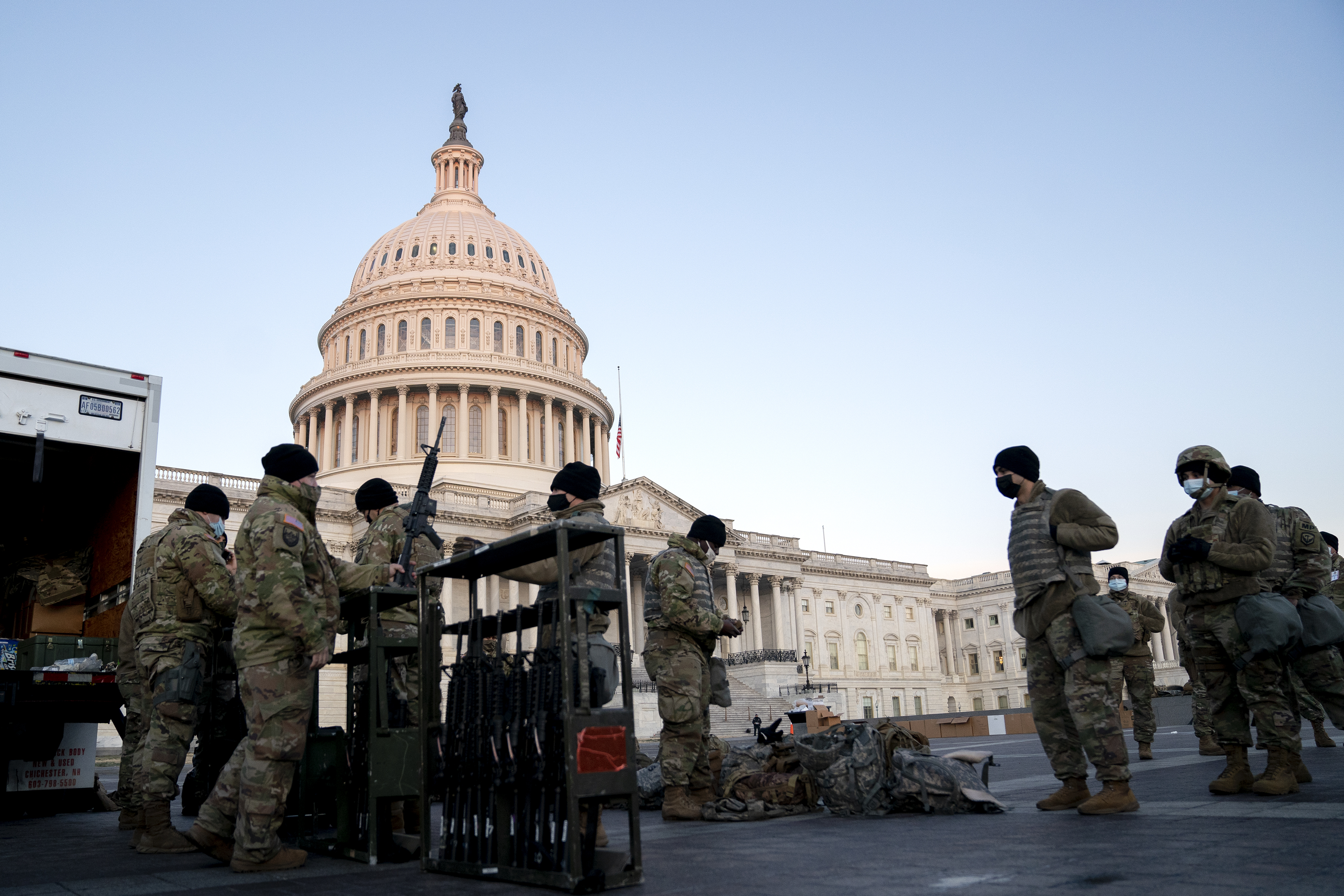 Weapons were distributed to members of the National Guard outside the US Capitol.