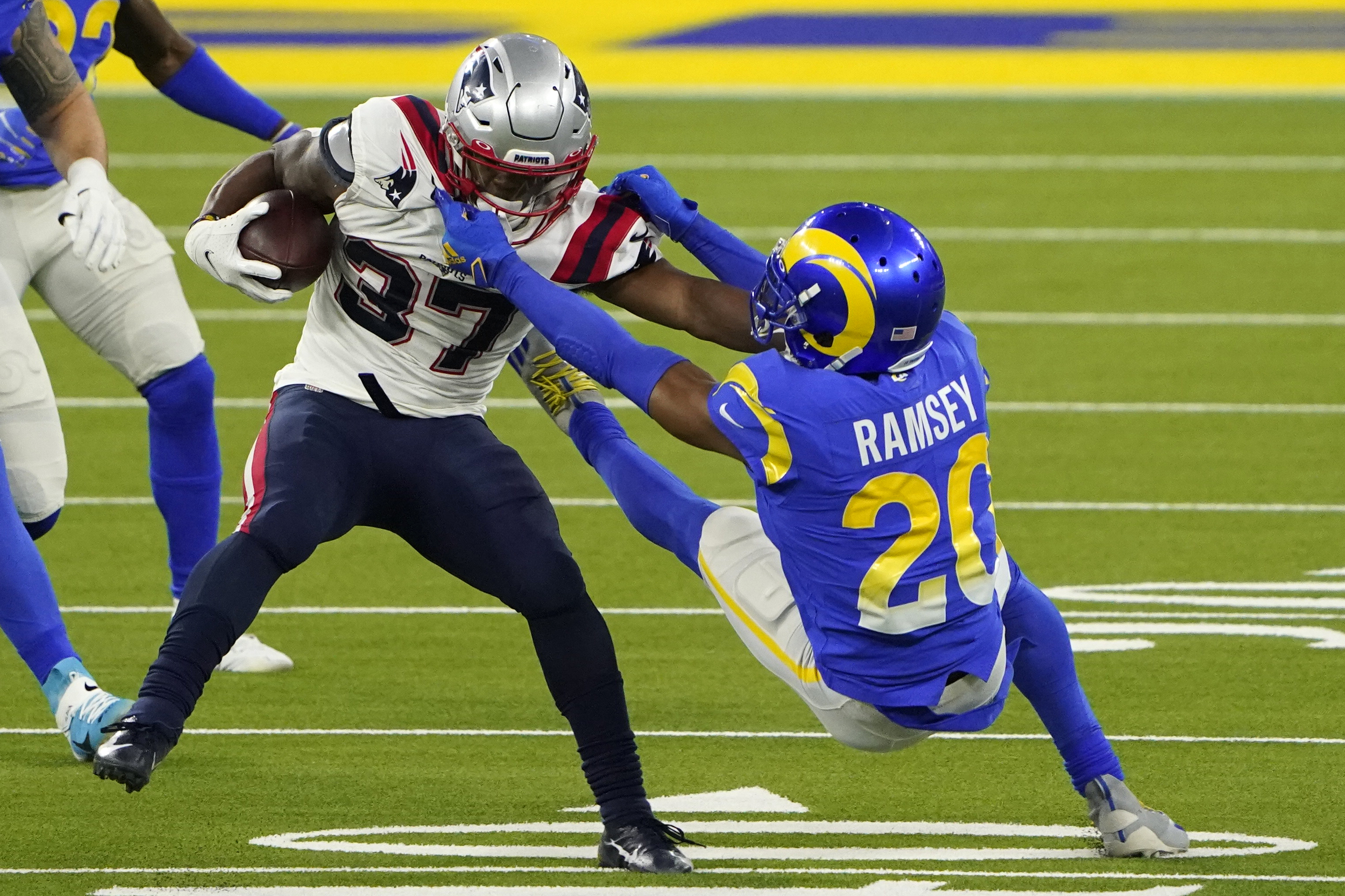 Patriots running back Damien Harris leaves in fourth quarter with