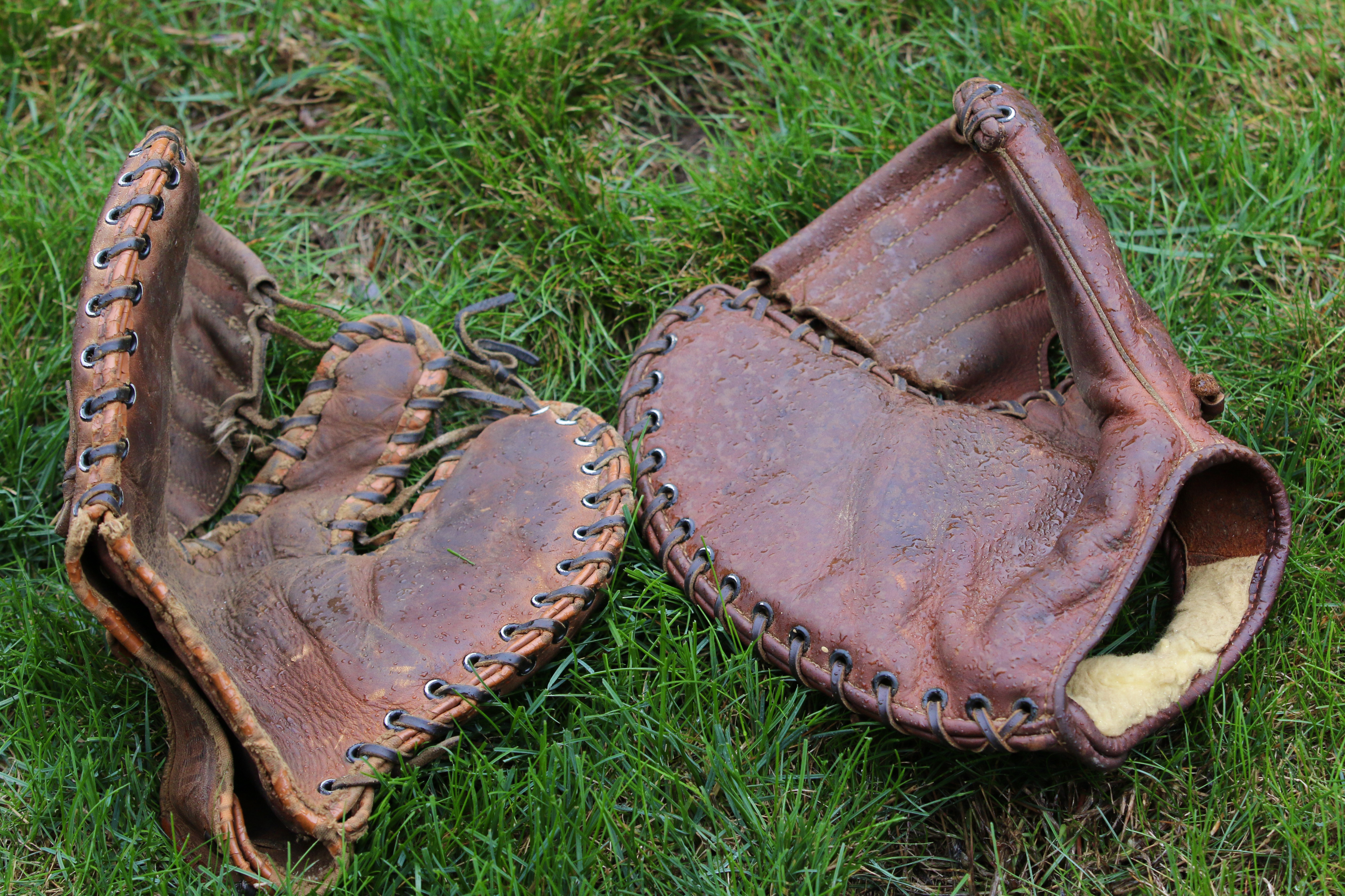 Arbejdsgiver Søgemaskine markedsføring Sikker Glove story: Two old baseball mitts, many wonderful memories - The Boston  Globe
