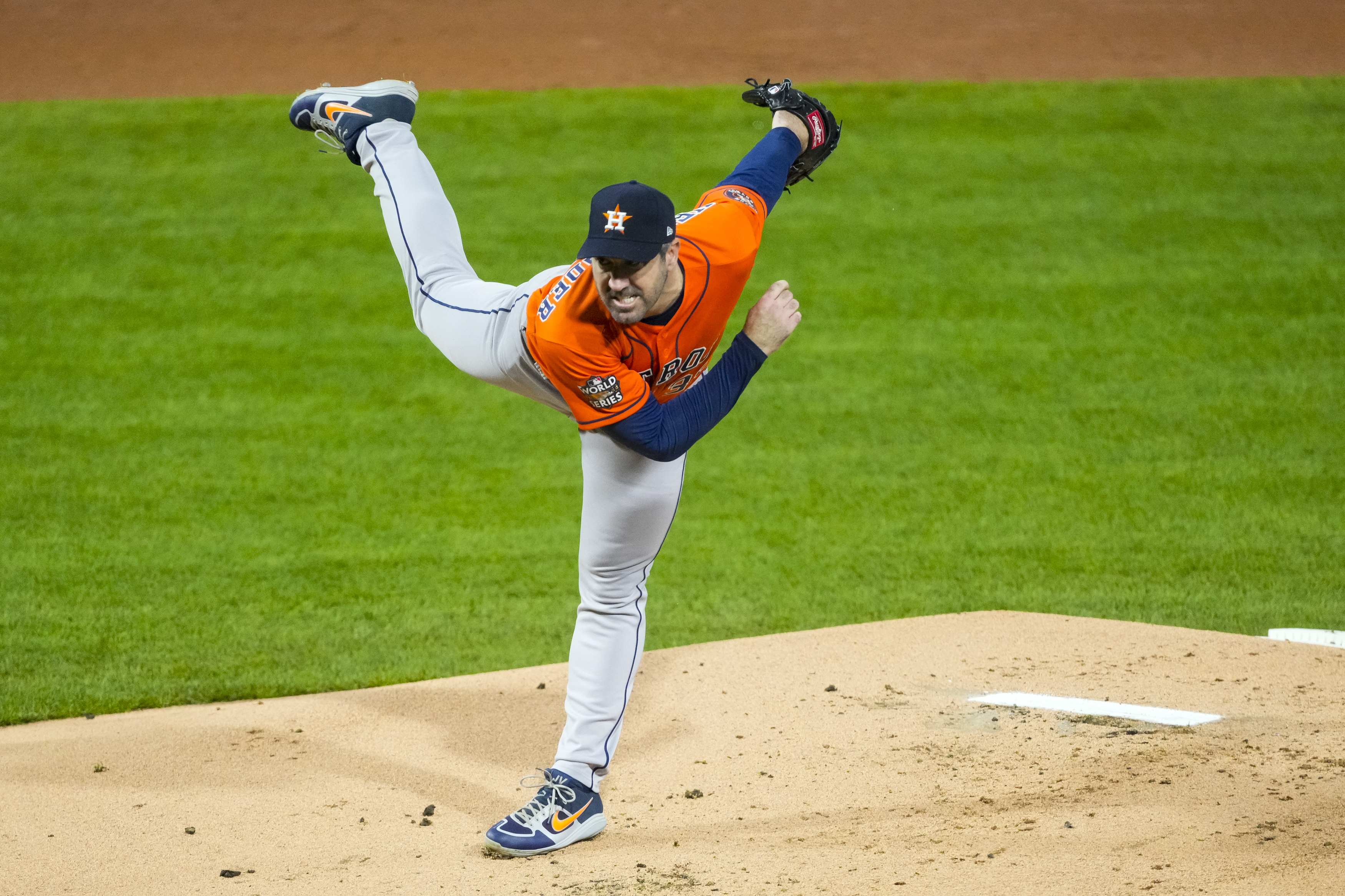 Justin Verlander rejects Houston Astros' player option, becomes a free  agent