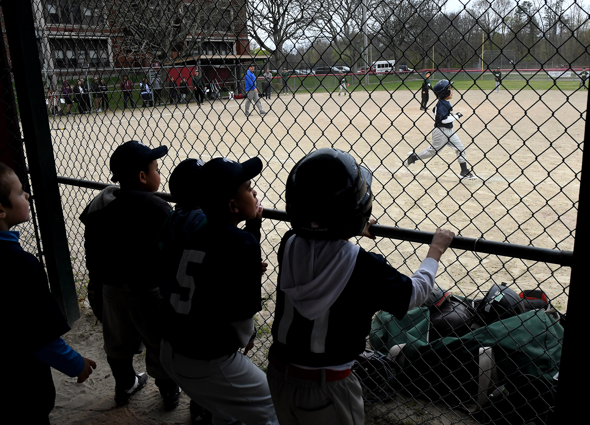 Little League World Series player tries sitting down in funny at-bat