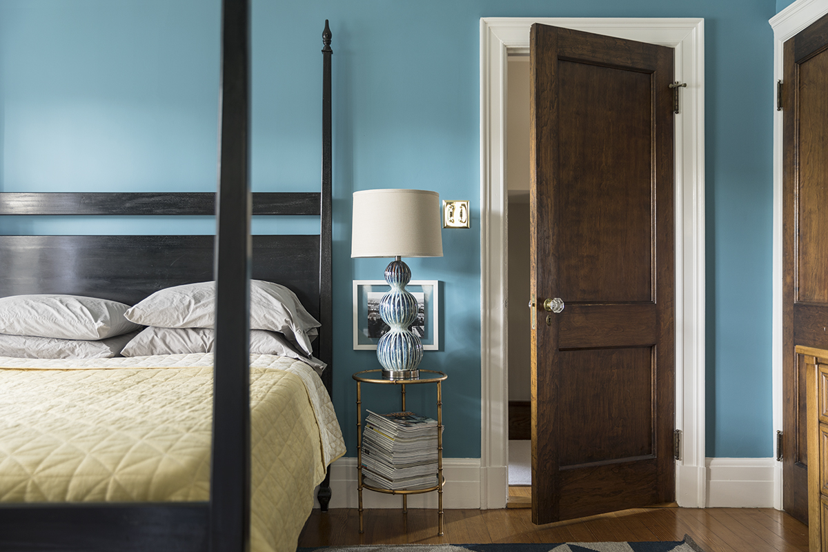 At his mother’s request, Morris chose a lighter but more intense shade of teal for the guest bedroom.