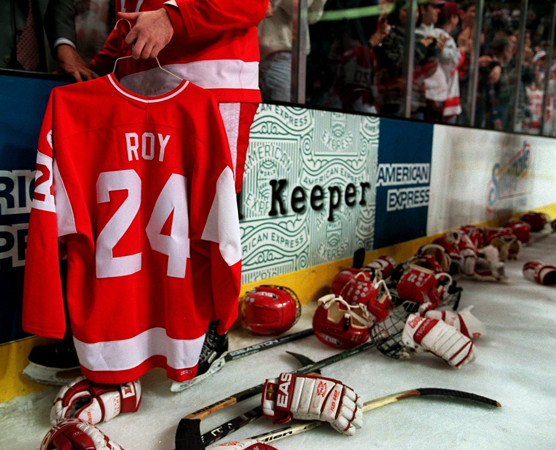 Former Boston University ice hockey player Travis Roy dies