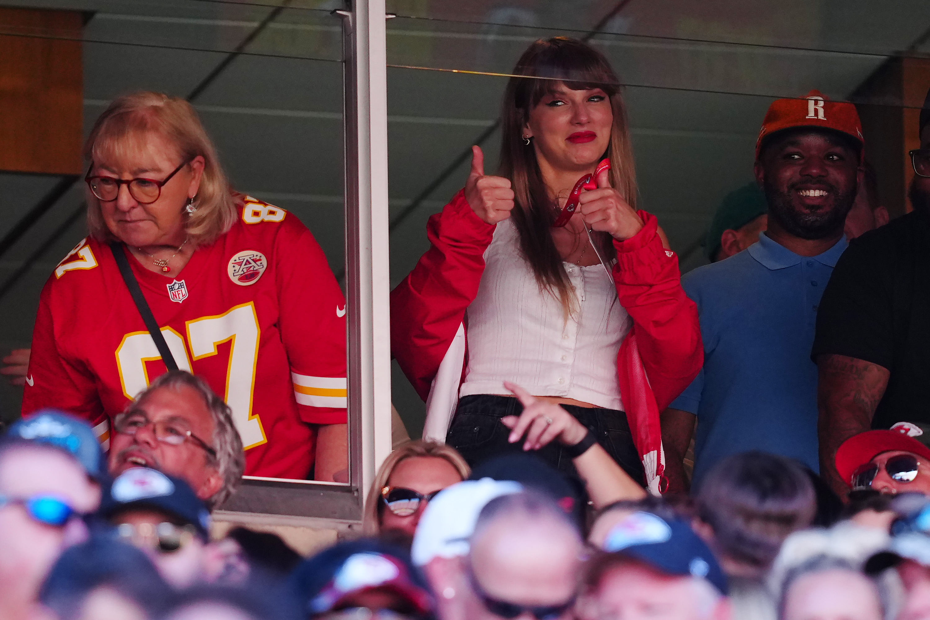 Taylor Swift takes Travis Kelce's invitation, takes in Chiefs game in  Kansas City - The Boston Globe