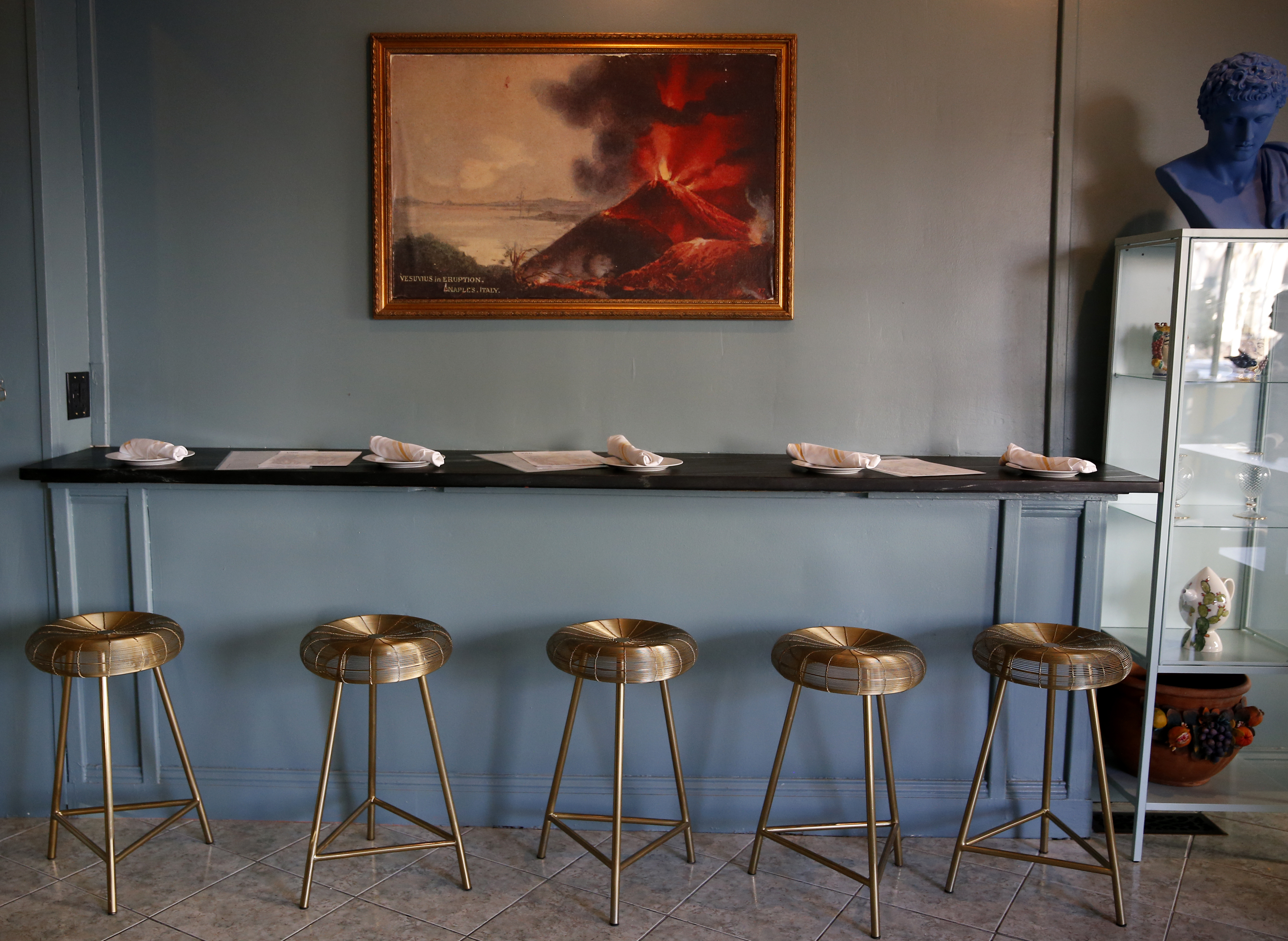 Bonanno si trova al 256 di Atwells Avenue a Providence ed è aperto sette giorni su sette.