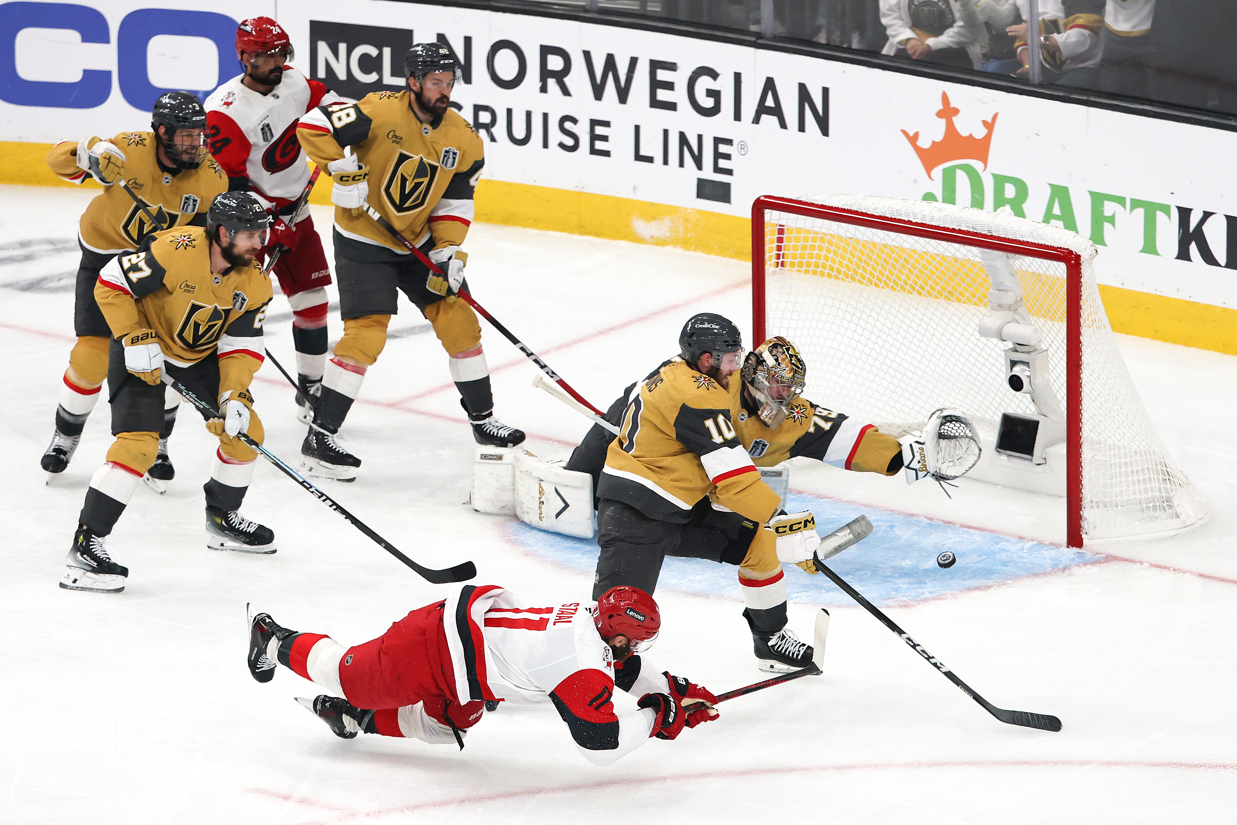 Hurricanes win Game 4, pull even with Golden Knights in the