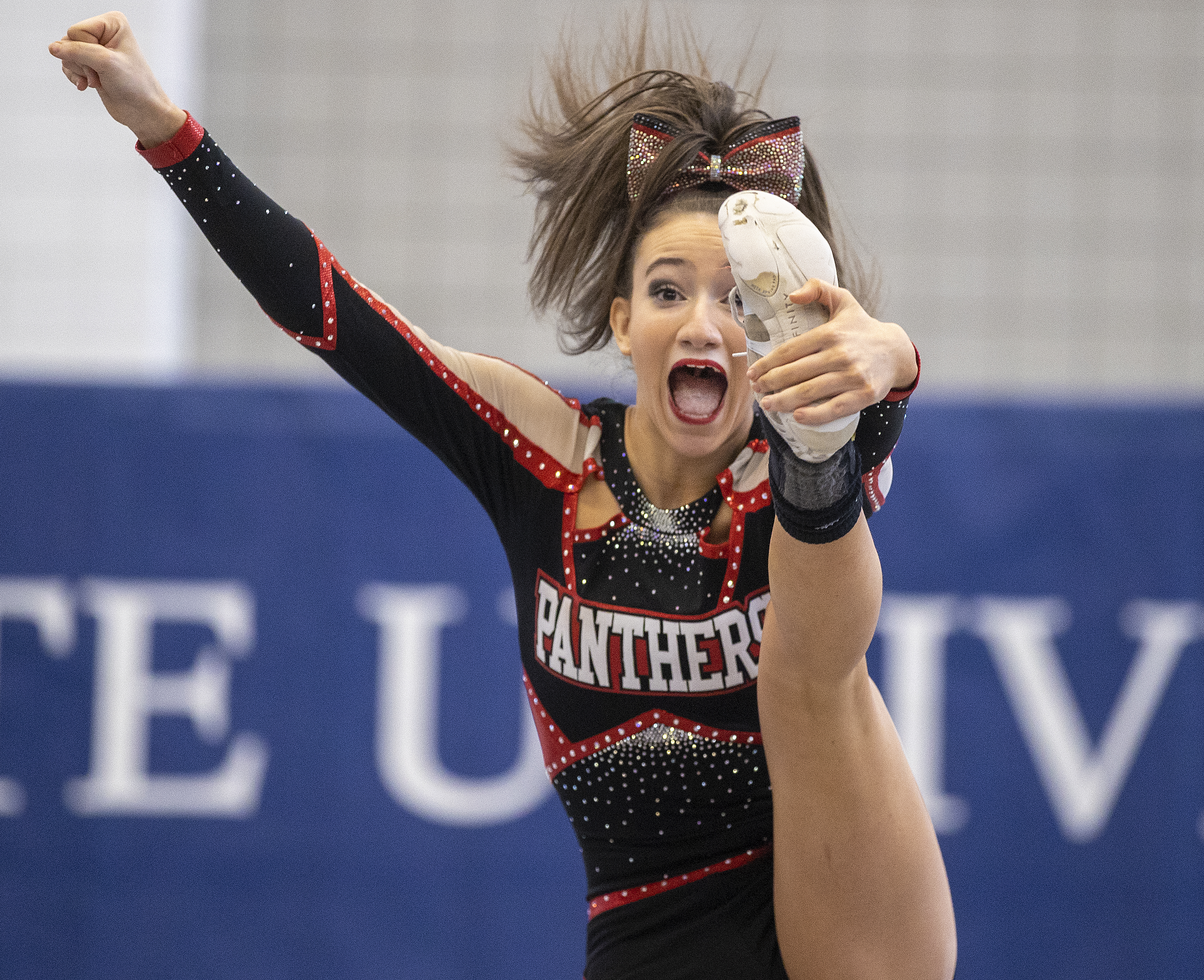 Big-guy cheerleaders a hit with fans – Boston Herald