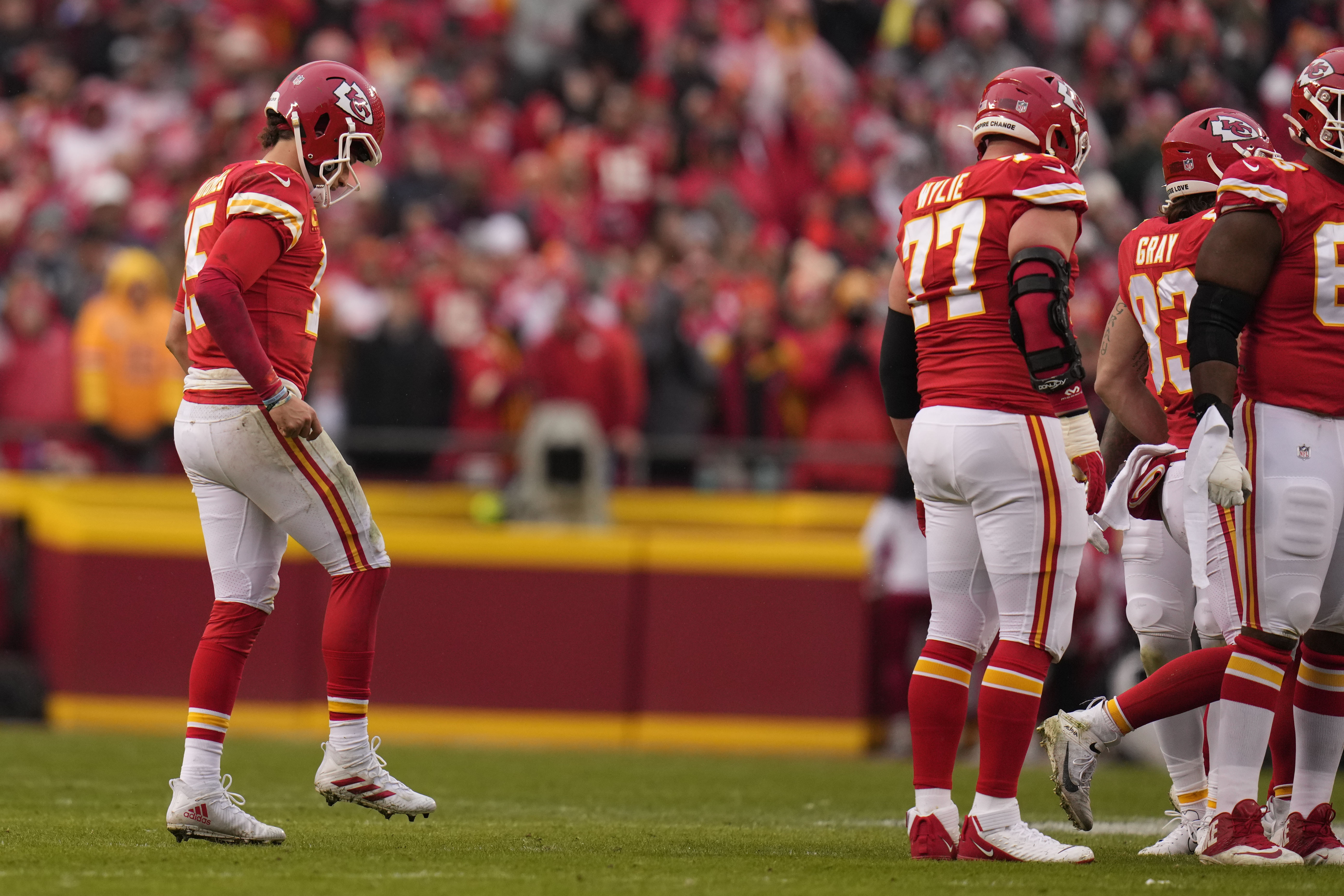 Patrick Mahomes leaves Chiefs-Jaguars playoff game after injuring