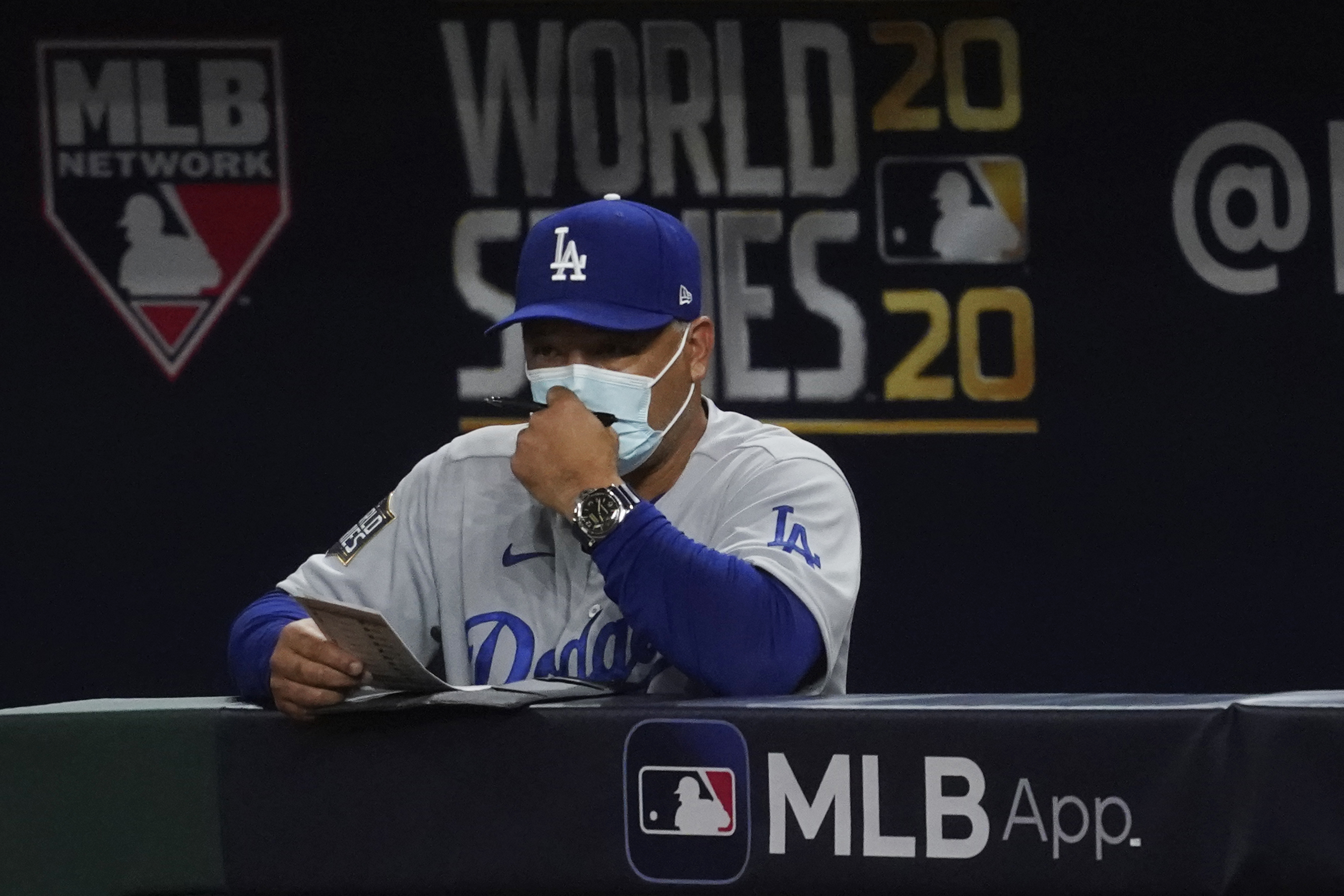 Dodgers skipper Dave Roberts gets warm welcome from Boston fans at World  Series Game 1