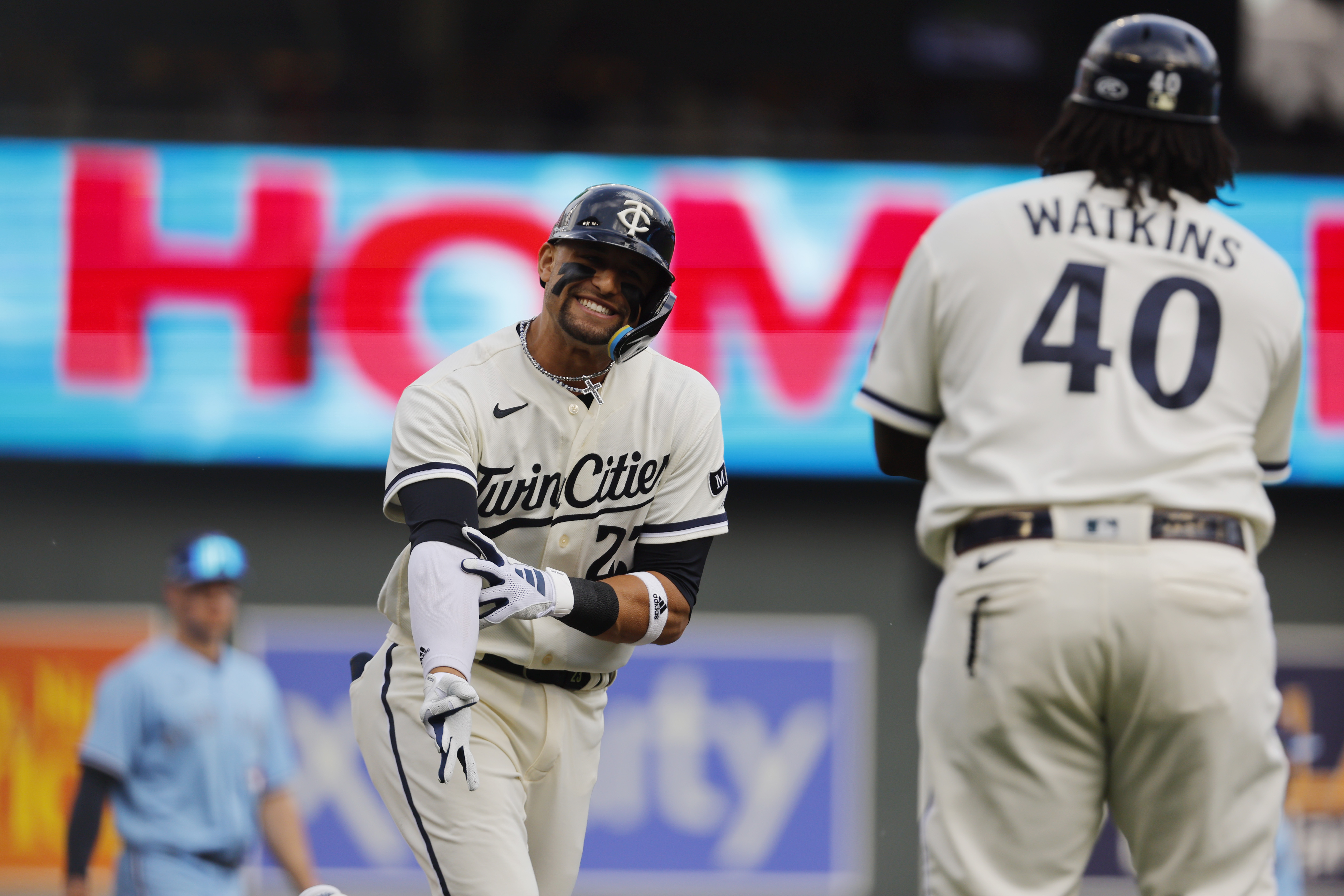 Twins win first playoff game since 2004