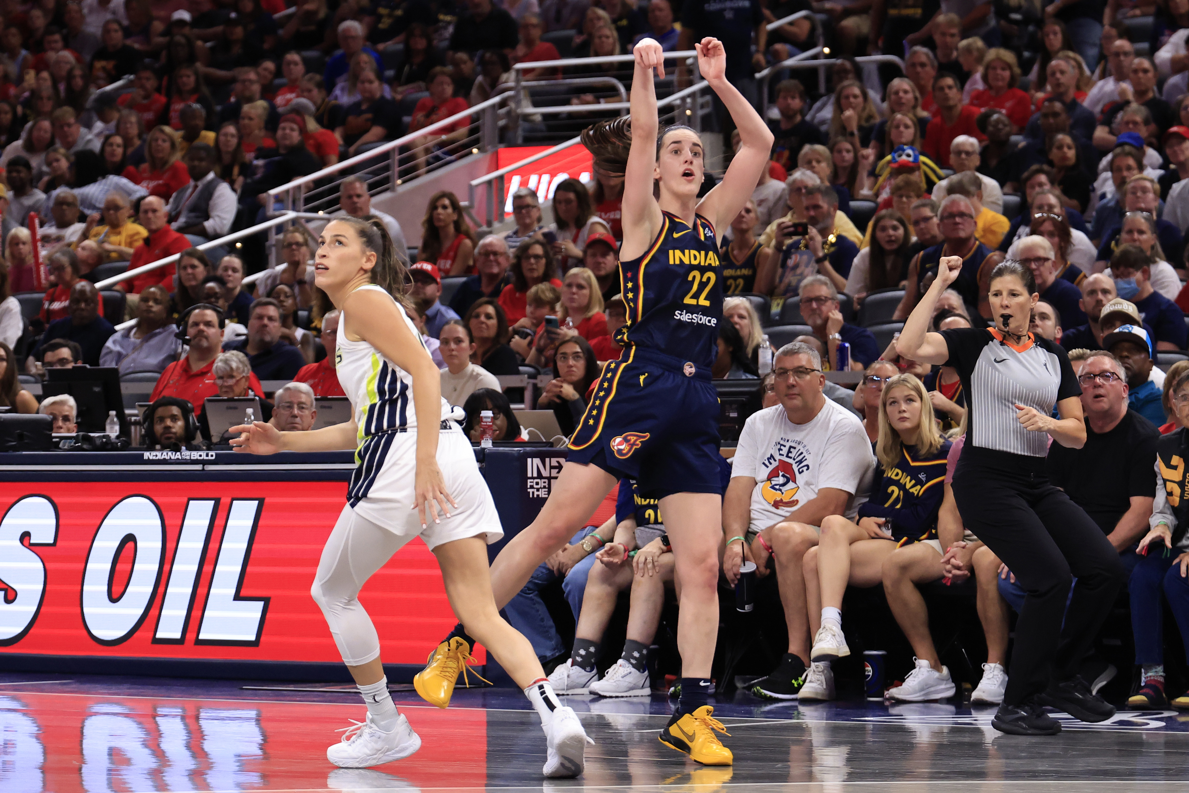 Caitlin Clark breaks WNBA rookie scoring record as Fever clip Wings