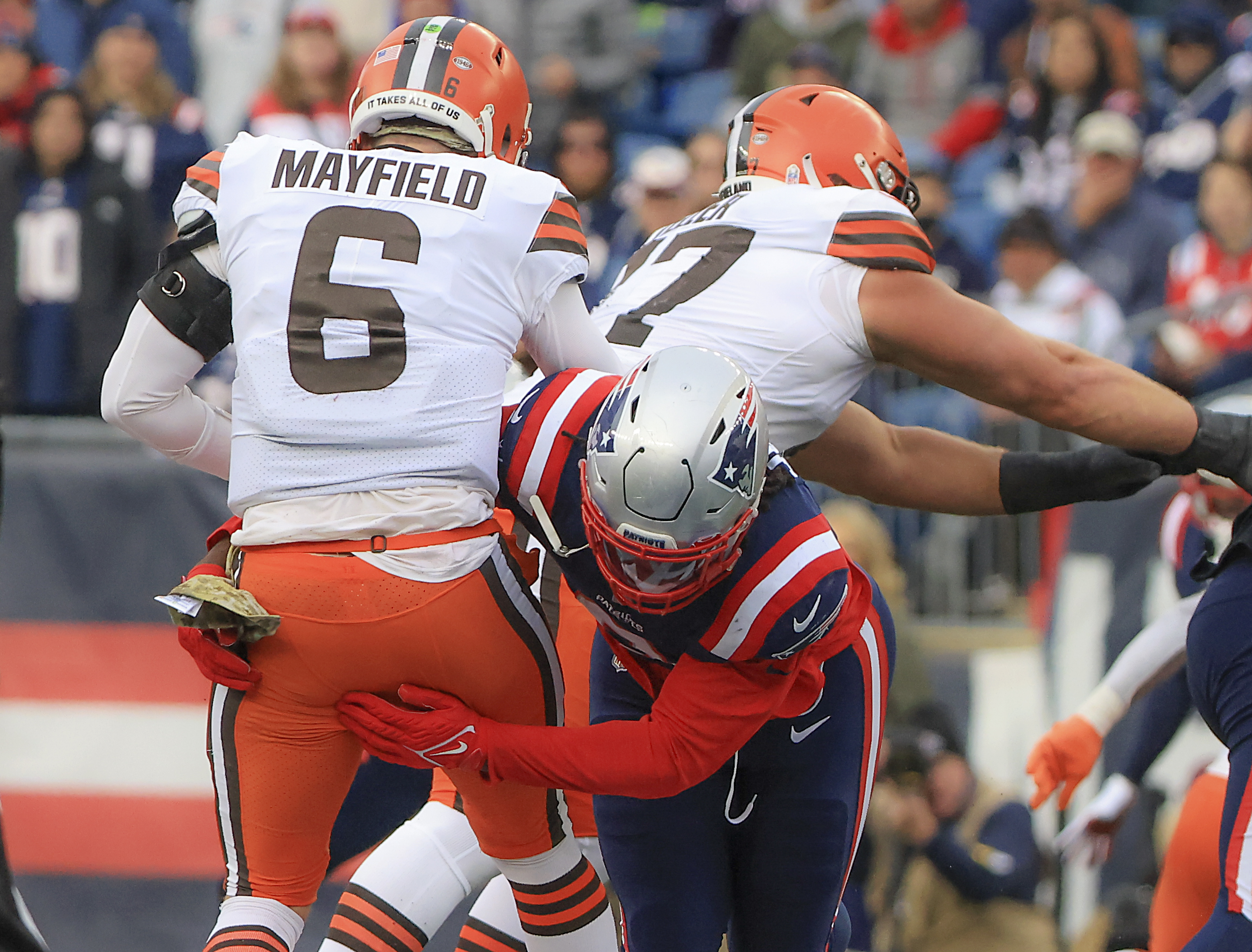 Jones tosses 3 TDs, Mayfield hurt as Pats beat Browns 45-7 - The