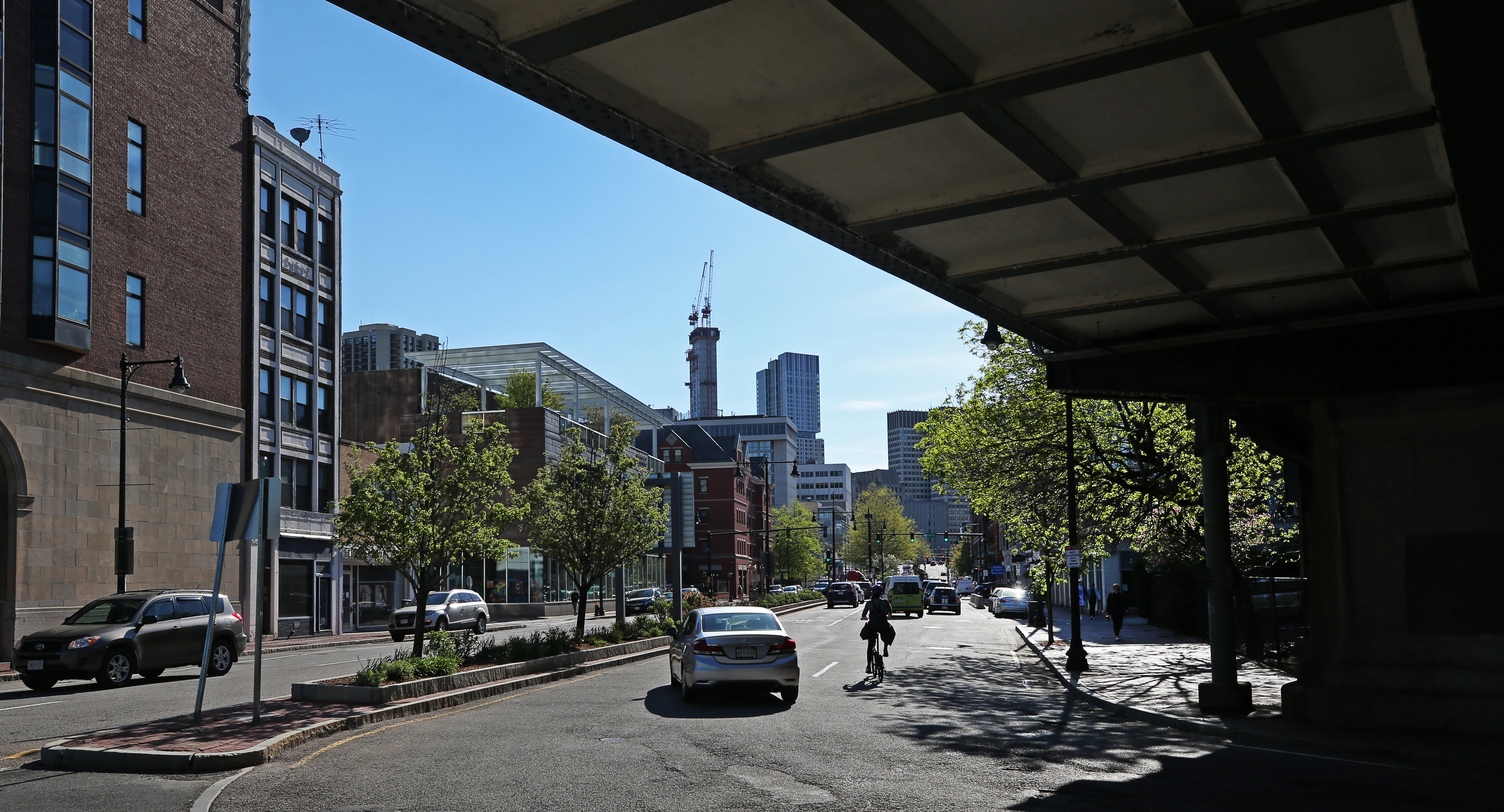 A view of Cambridge Street, near the Charles/MGH T Station with the tracks overhead. The long-proposed connector would extend the Blue Line from Bowdoin to Charles/MGH by tunneling under Cambridge Street.