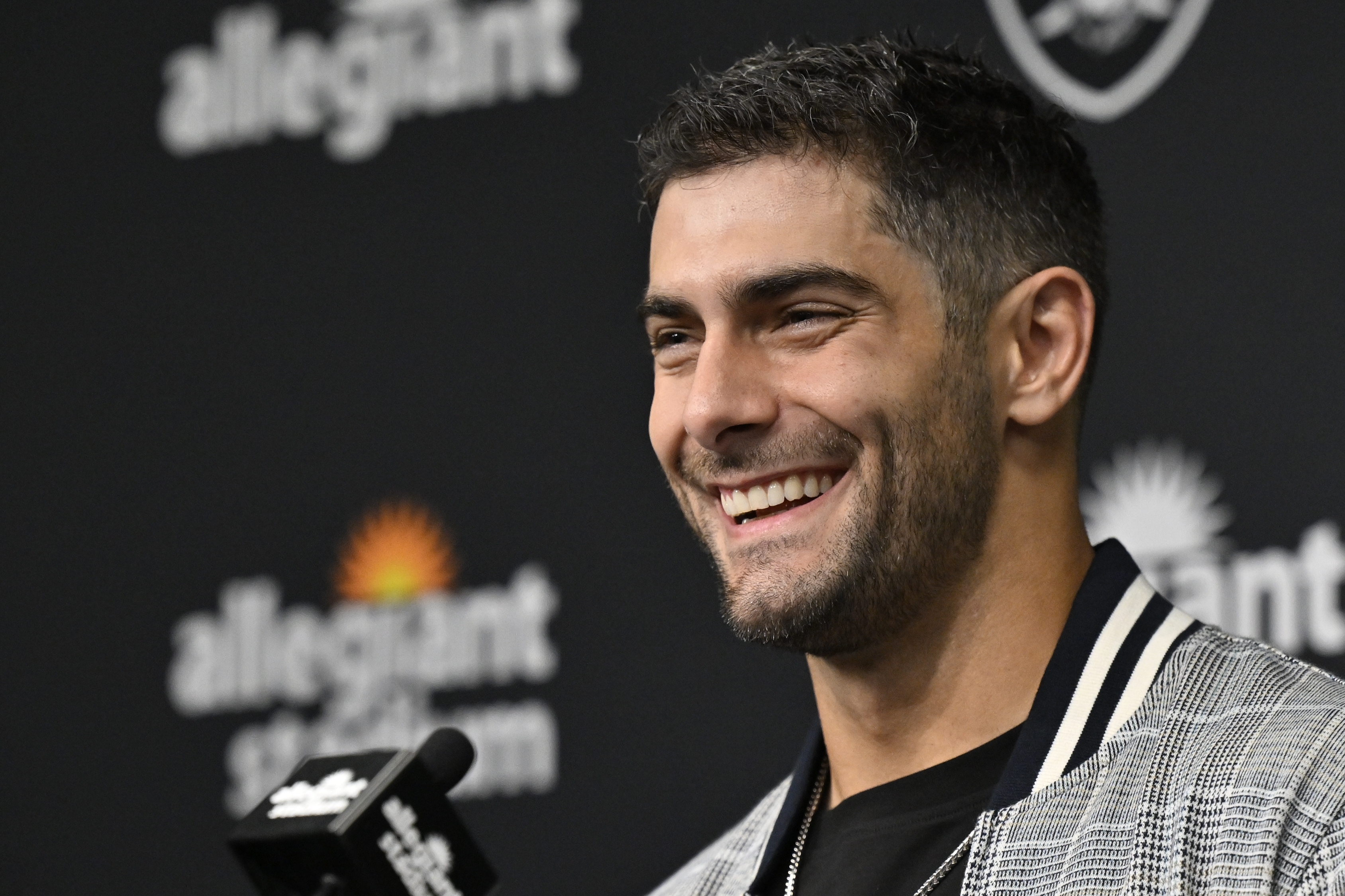 Jimmy Garoppolo Got Love From Several Women In True Mack Fashion During NBA  Game