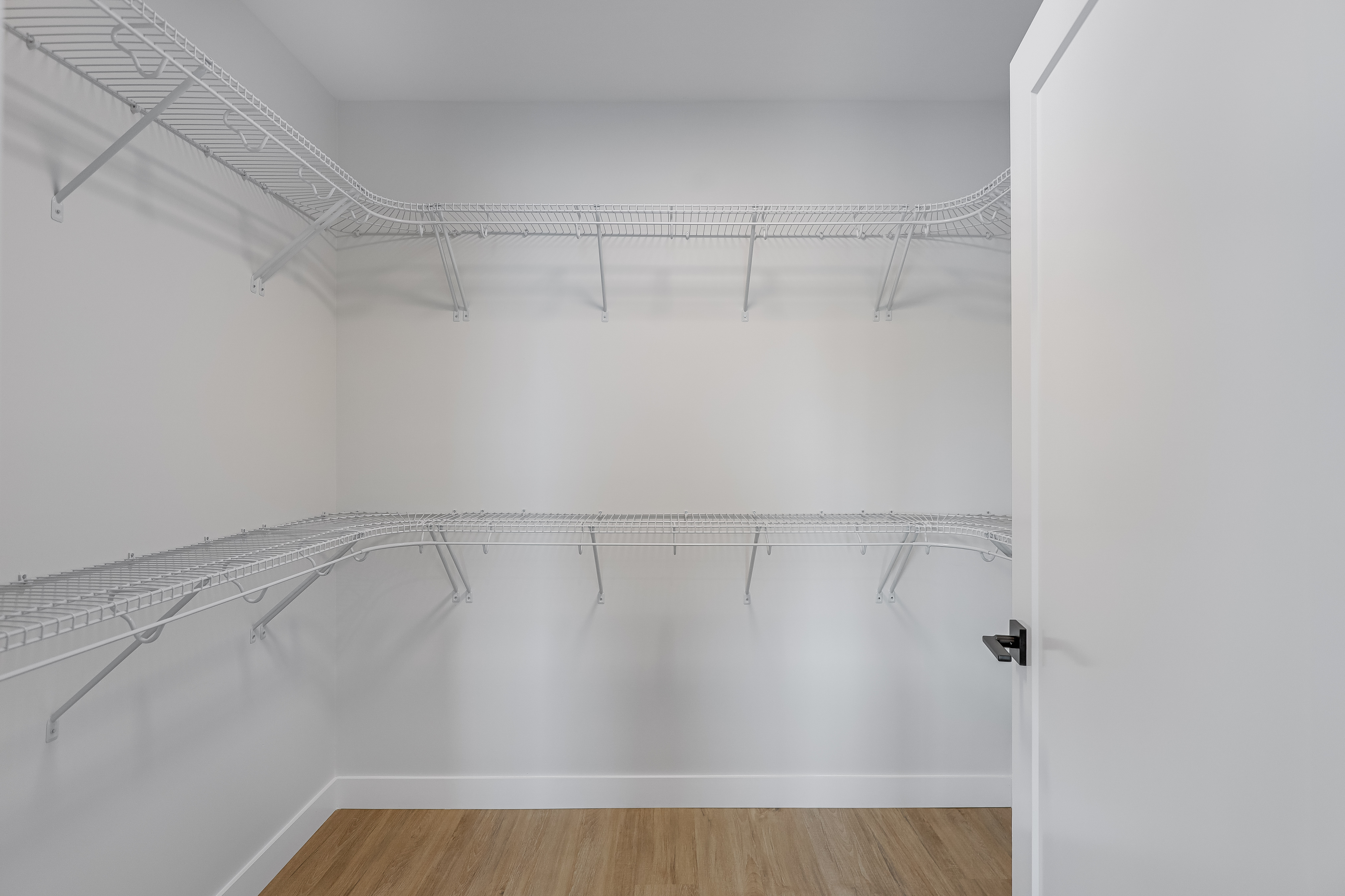 sedna-matt-surette-primary-bedroom-closet
