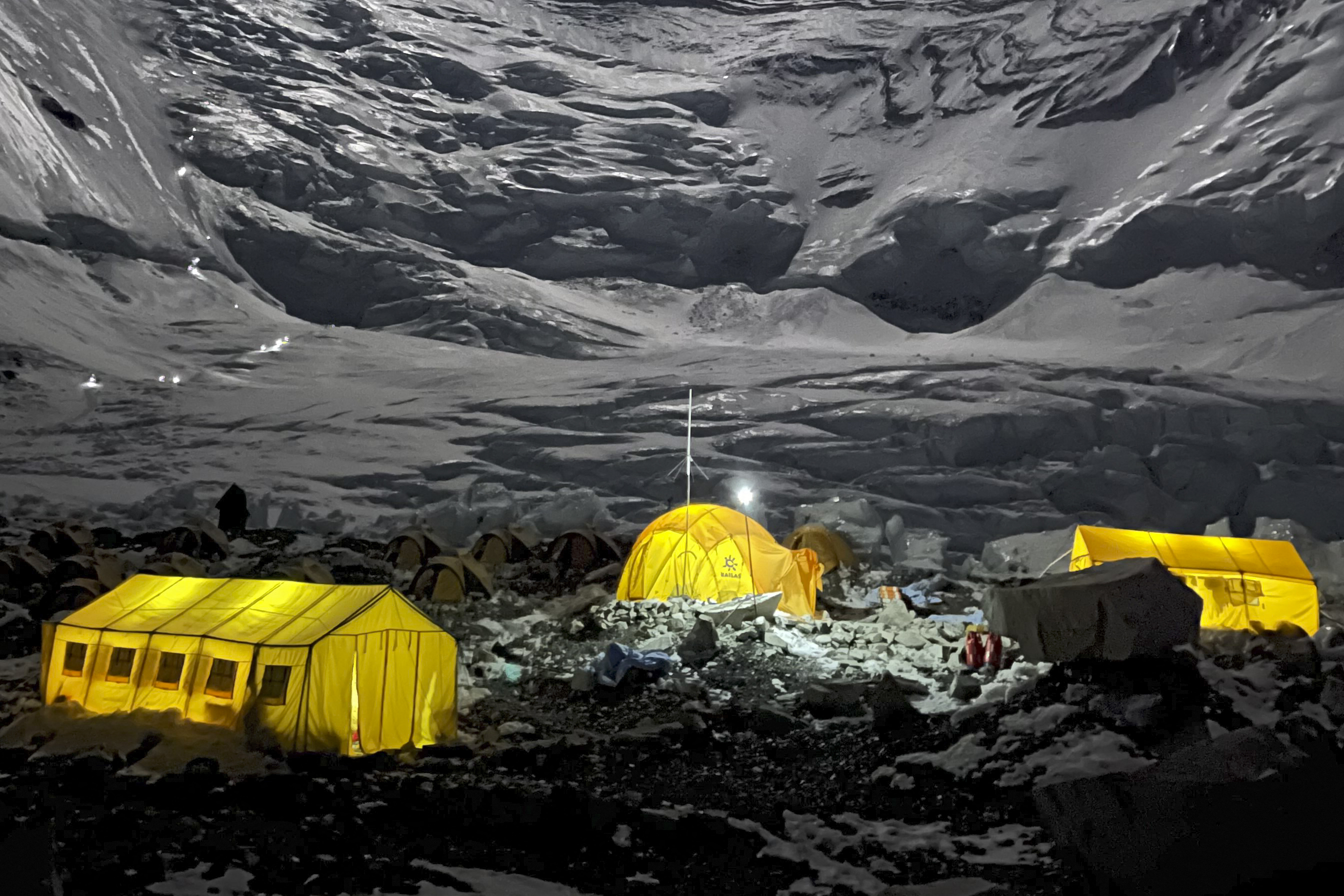 Photos: Virus fails to deter hundreds of climbers on Mount Everest - The  Boston Globe