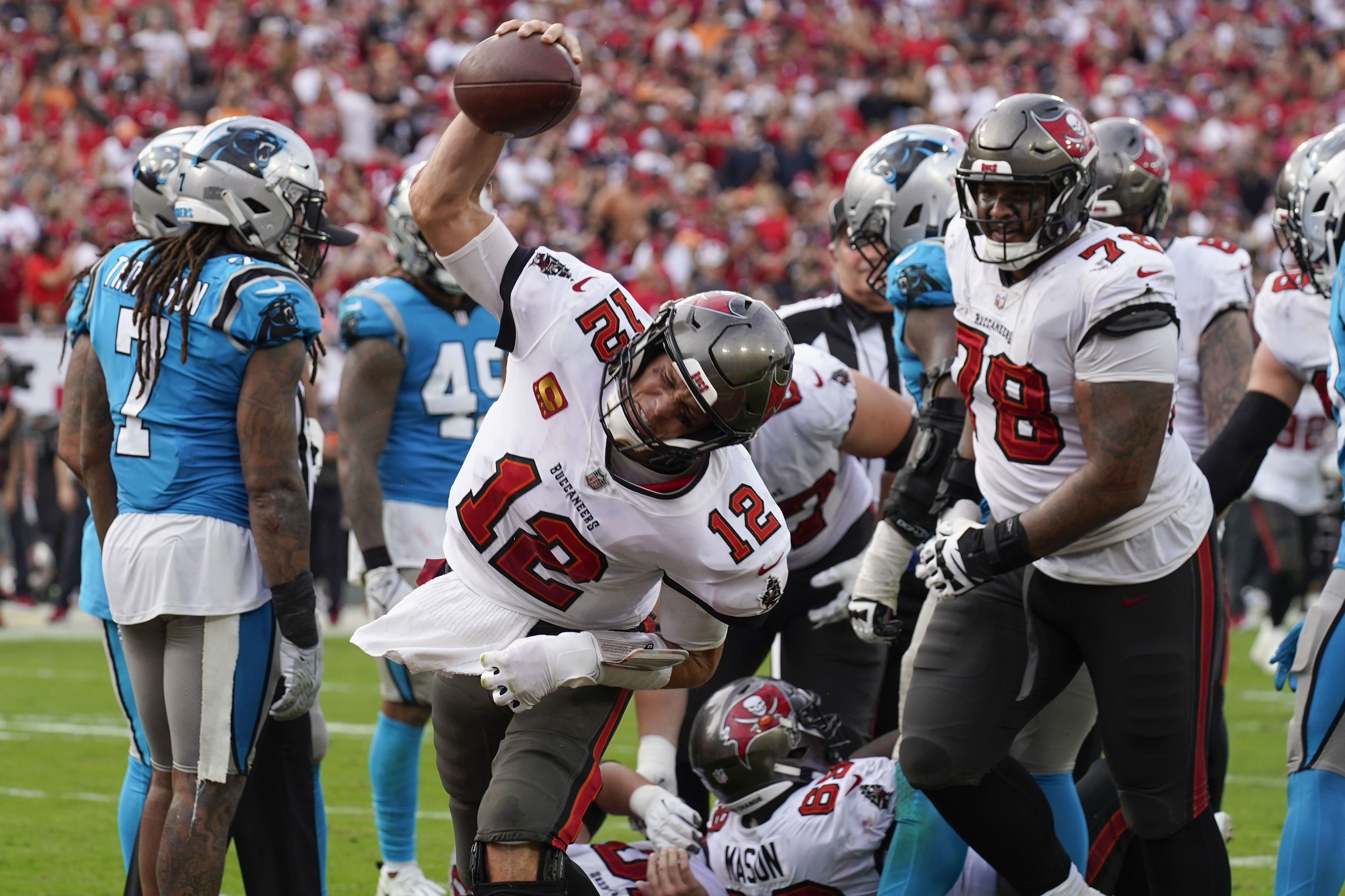 Tom Brady throws five touchdowns, remains unbeaten vs. Falcons