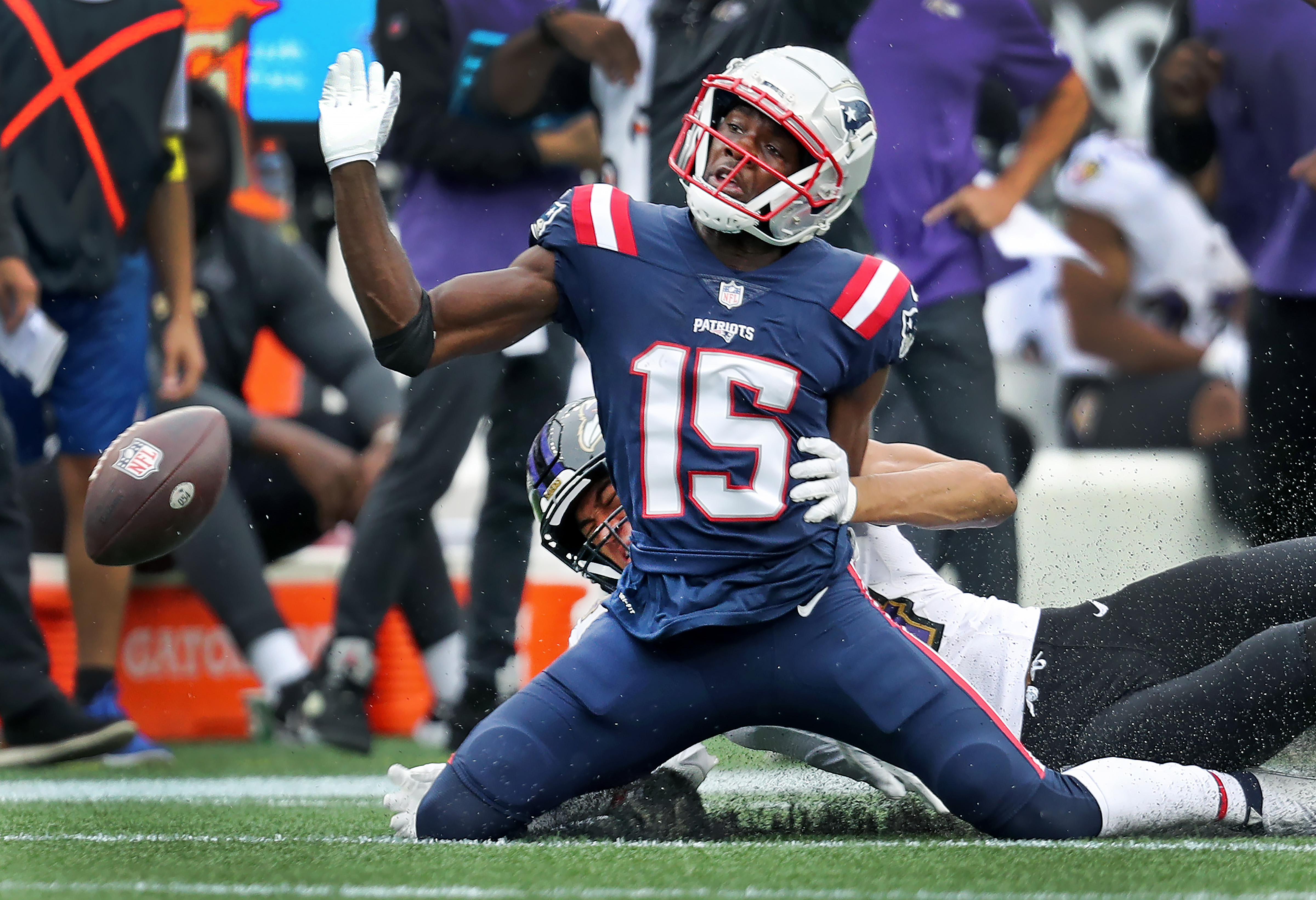 Mac Jones hobbles off the field during Patriots-Ravens game