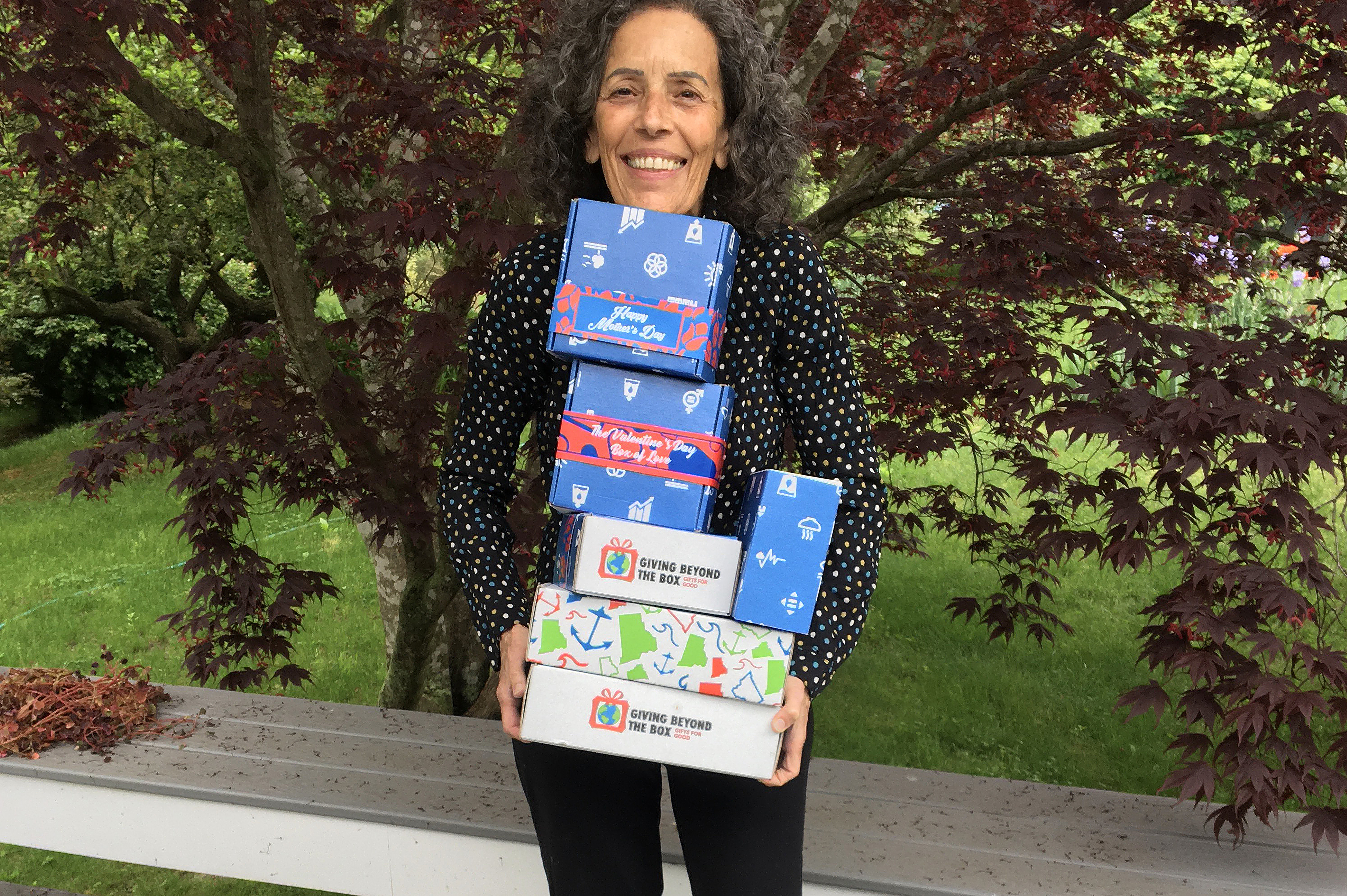 Sandra Enos est la fondatrice de Giving Beyond the Box, qui vend des coffrets cadeaux avec des produits qui portent des missions sociales.