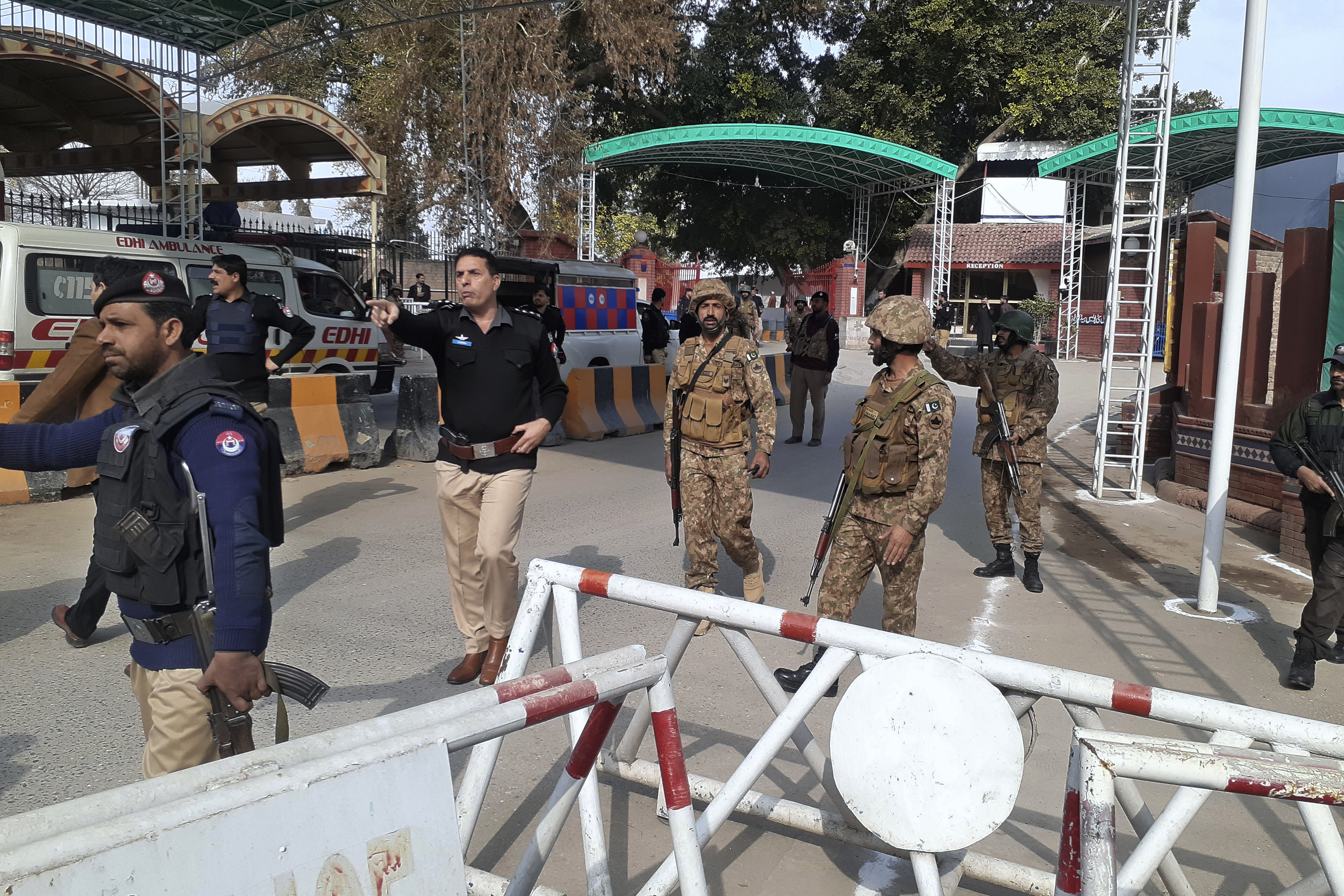 4128px x 2752px - Death toll from Pakistan mosque suicide bombing rises to 74 - The Boston  Globe
