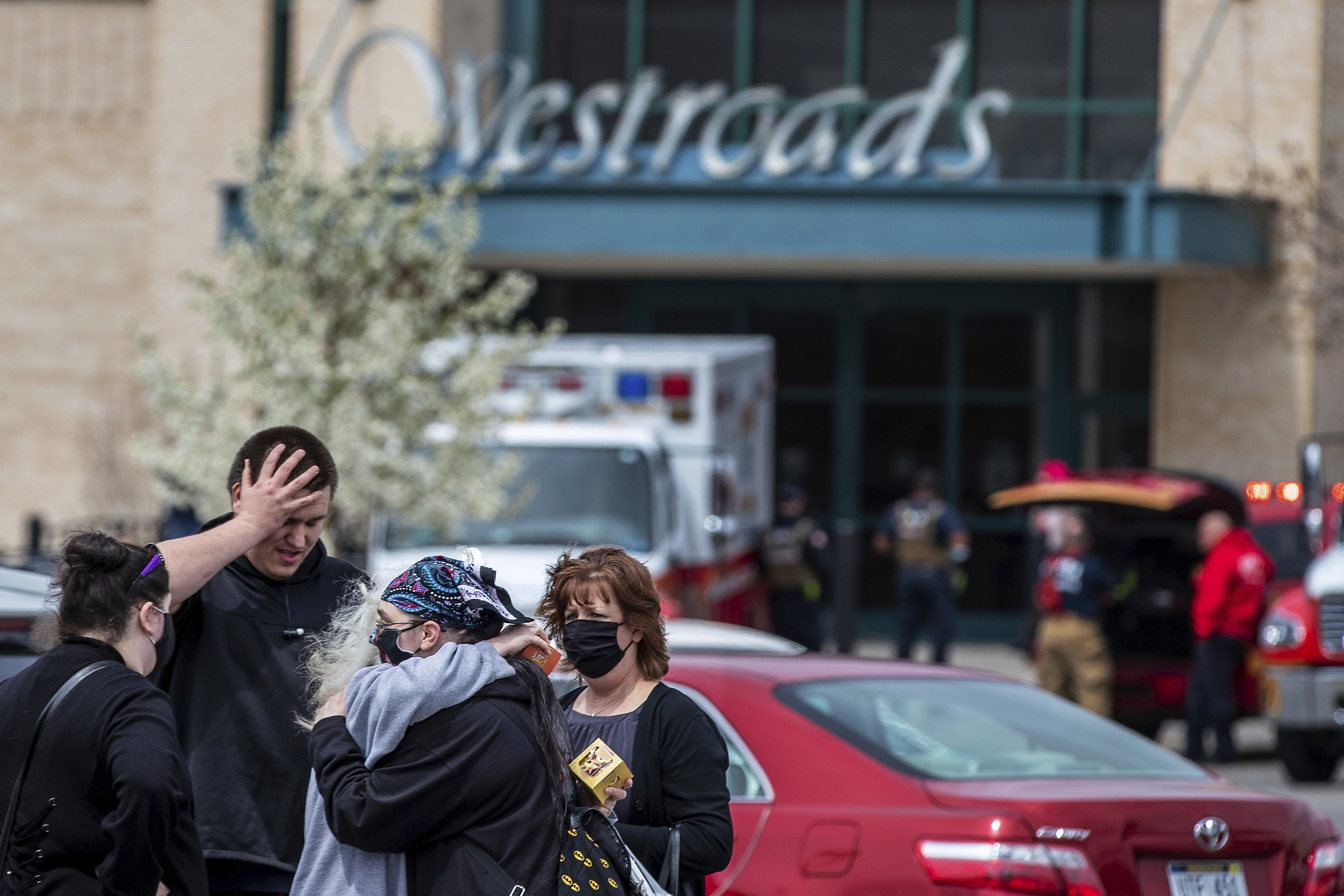 1 killed in Omaha mall shooting that sends shoppers running